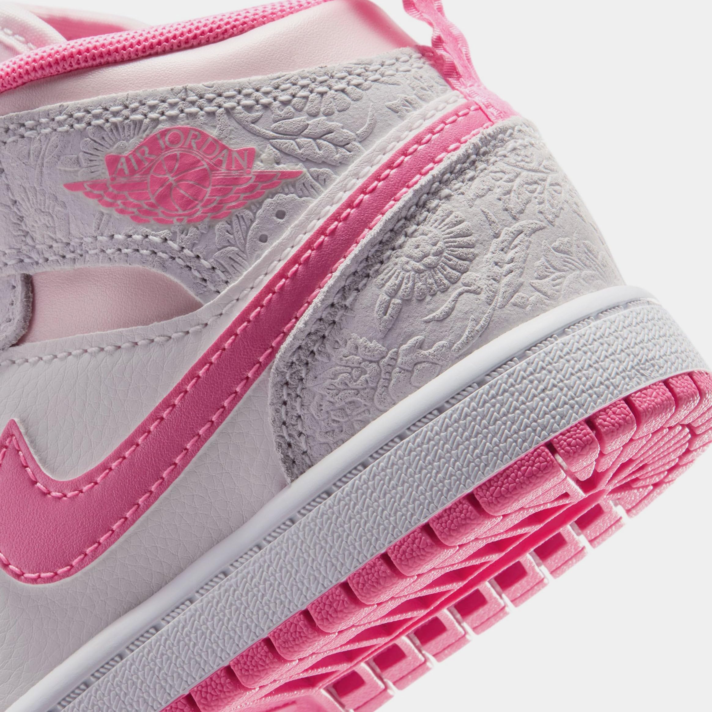 Air Jordan 1 Mid SE - Zapatos de estilo de vida preescolar (gris intenso/vela/flor rosa/brillo rosa)