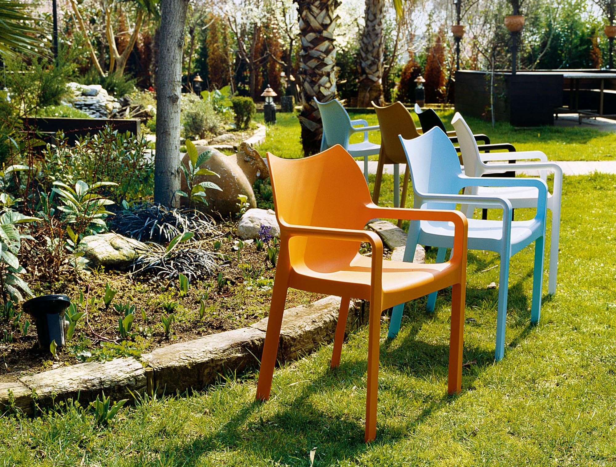 CLP Gartenstühle 2er Set, wetterfest, stapelbar, modern, mit Armlehnen, Gestell Kunststoff, Perfekt für Terrasse und Balkon, Diva, Farbe:hellgrau