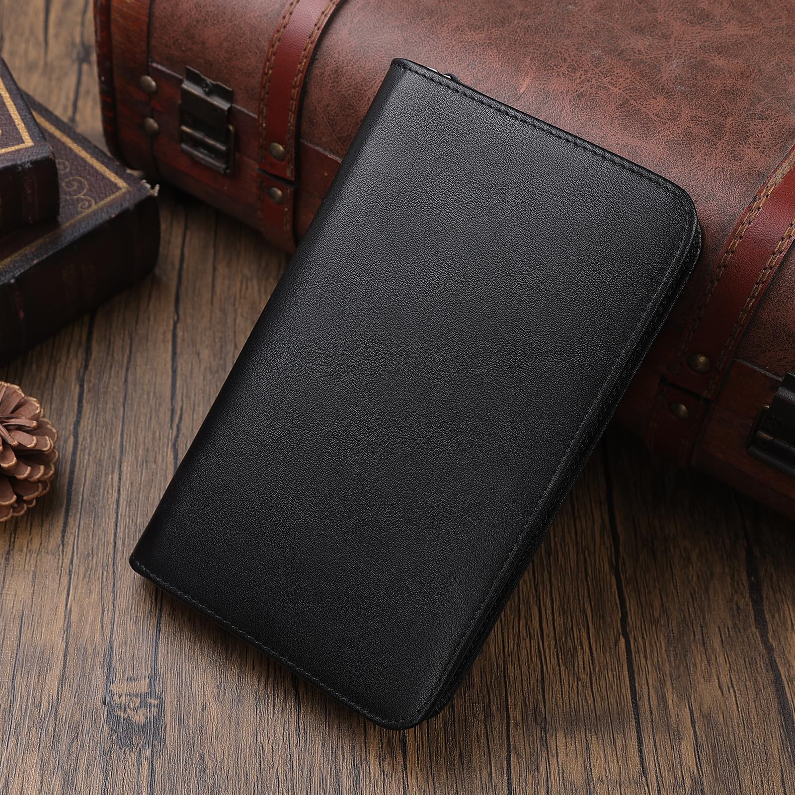 Polare Reisepasshülle aus Vollnarbenleder für Herren, RFID-blockierend, Reisebrieftasche für 4 Reisepässe, Schwarz mit AirTag-Schlitz, Retro