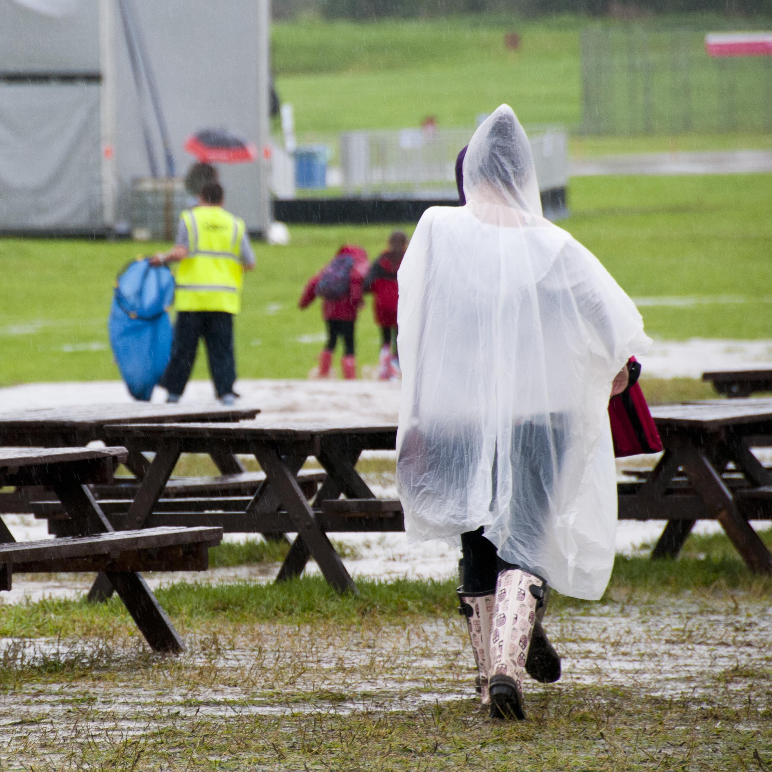 Relaxdays Lot de 20 ponchos de pluie, jetables, avec capuche, pour festival, urgence, pour homme et femme, couleur au choix