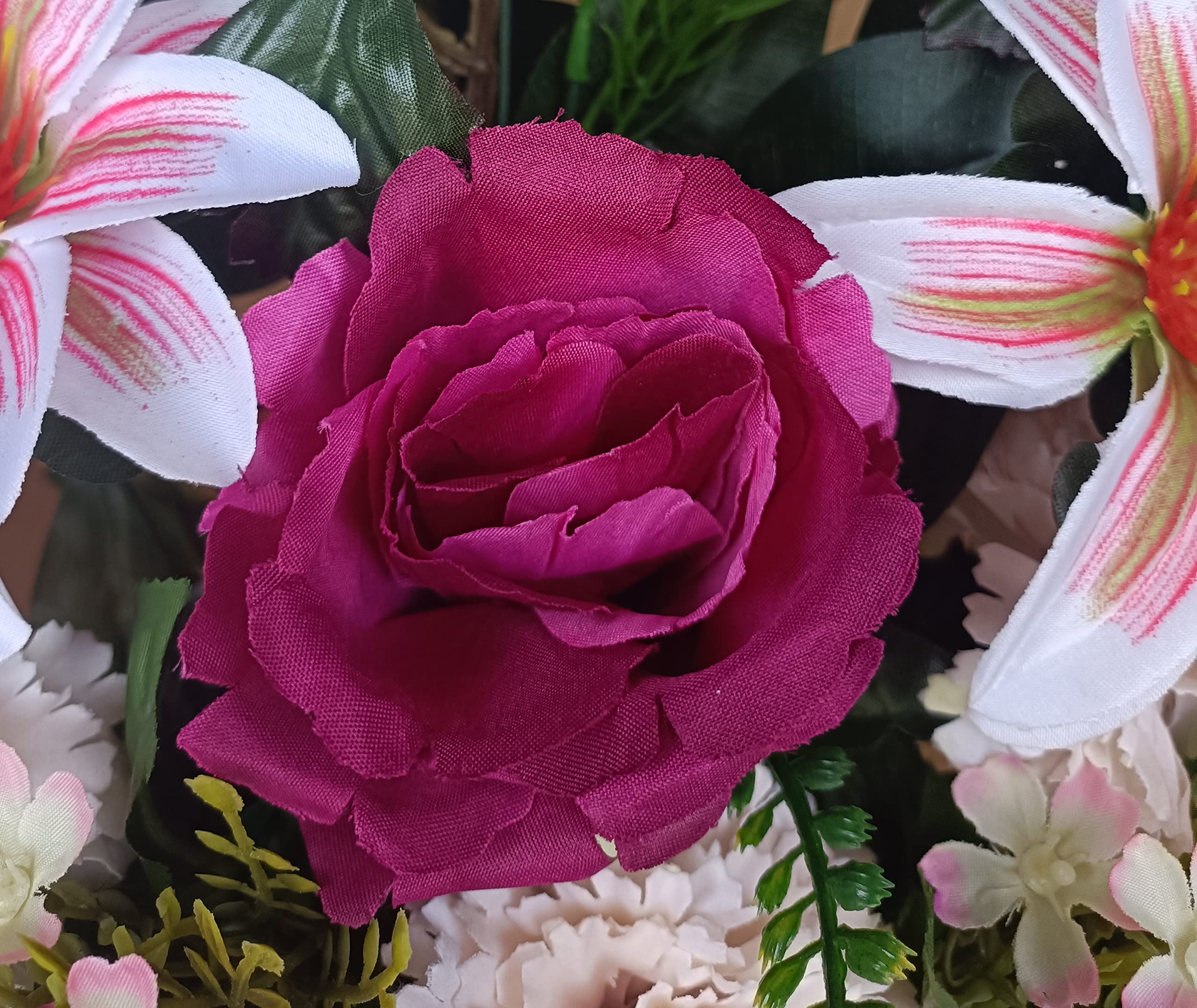 DRW Centro de Flores Artificiales Cementerio, Santos, Aniversarios Rosas moradas y claveles Rosas 50 cm Ancho x 60 cm Altura x 25 cm Profundidad (Aprox)