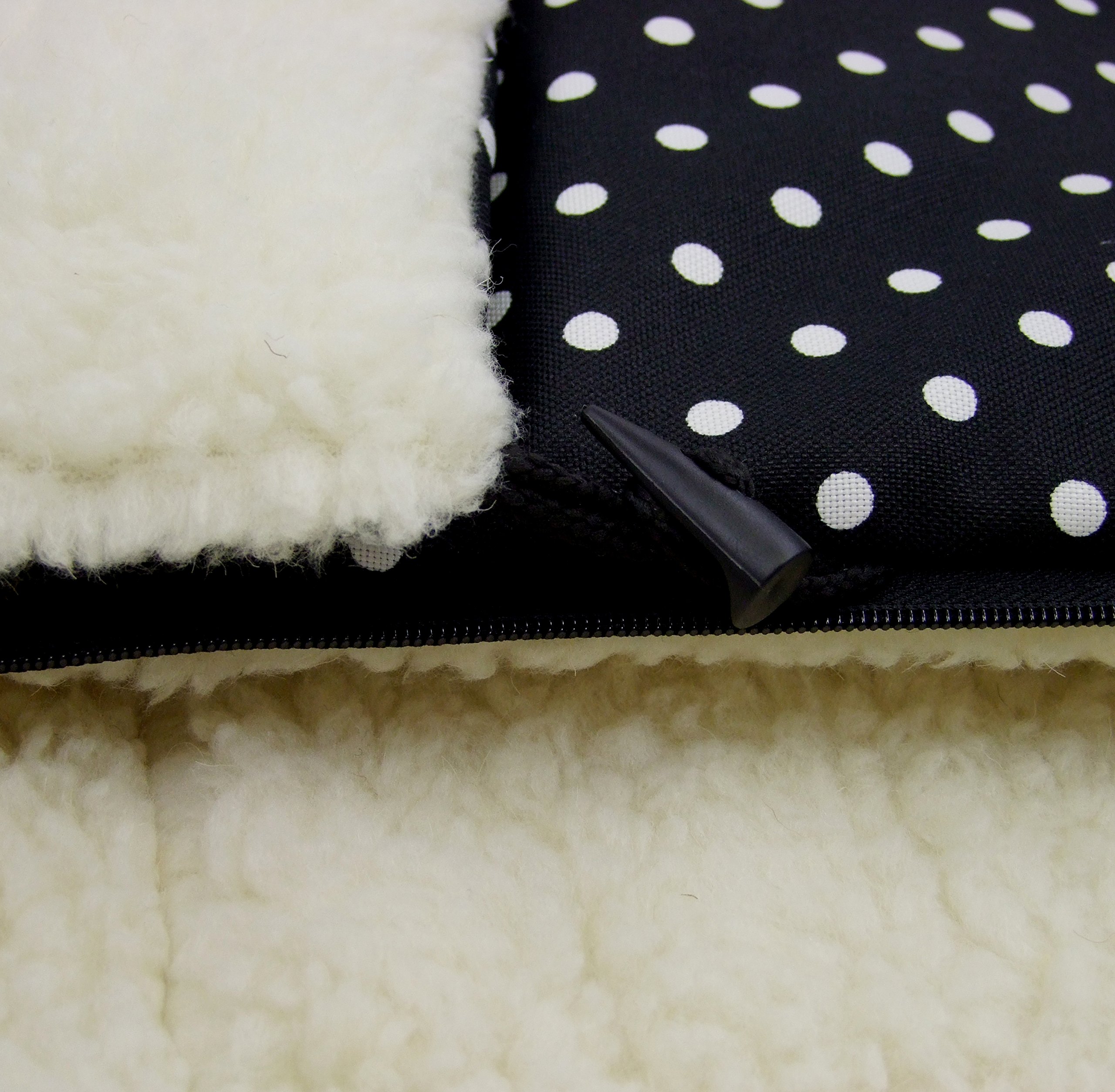 BAMBINIWELT Kombi-Angebot Holz-Schlitten mit Rückenlehne & Zugseil + universaler Winterfußsack (108cm), auch geeignet für Babyschale, Kinderwagen, Buggy, aus Wolle (schwarz weiße Punkte)