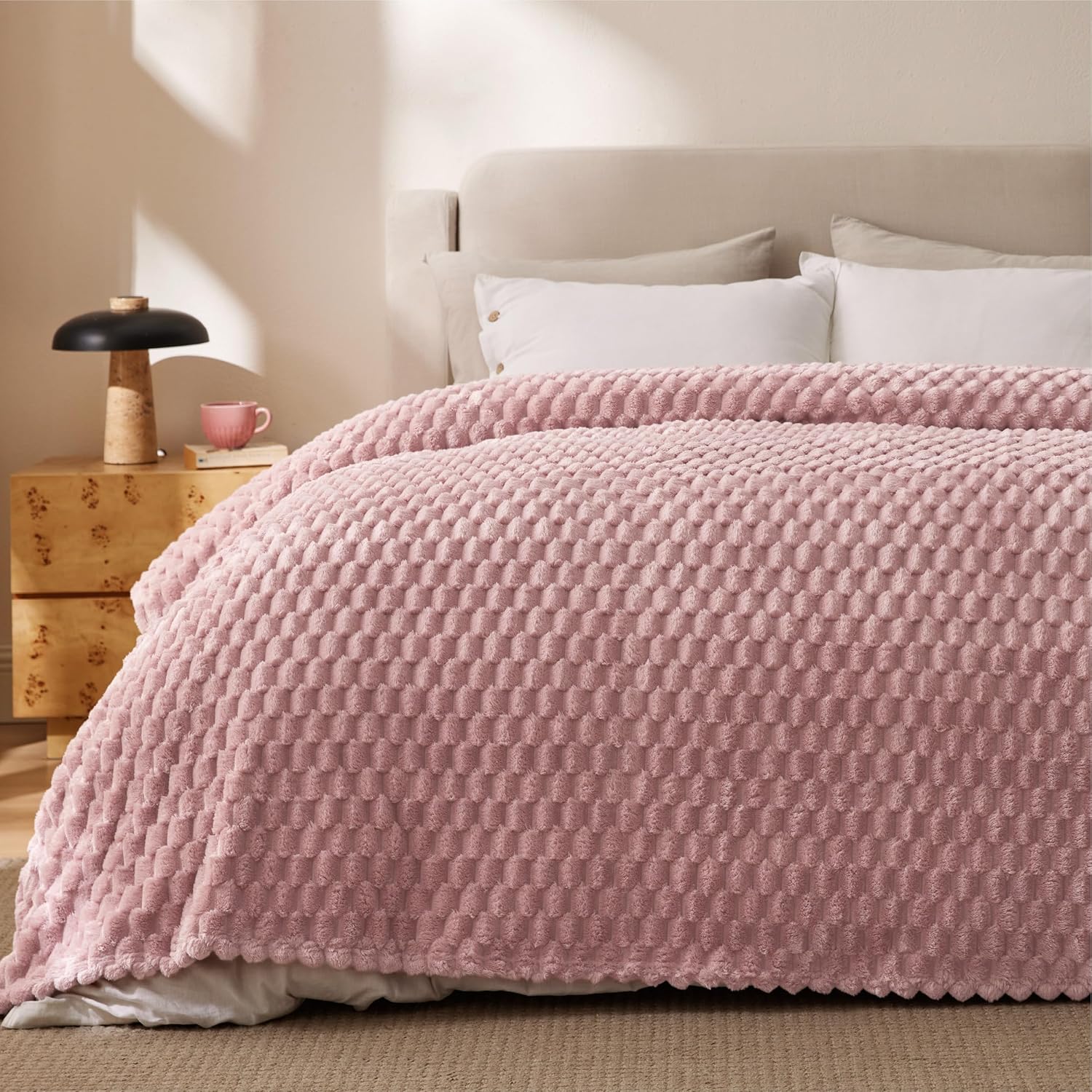 Bedsure King Size Blanket for Bed - 350GSM Fluffy Plush Bubble Blanket King for Home Room Decor, GentleSoft Cute Fleece Soft Cozy Gifts for Women Girls, Dusty Rose, 108x90 Inches - Image 6
