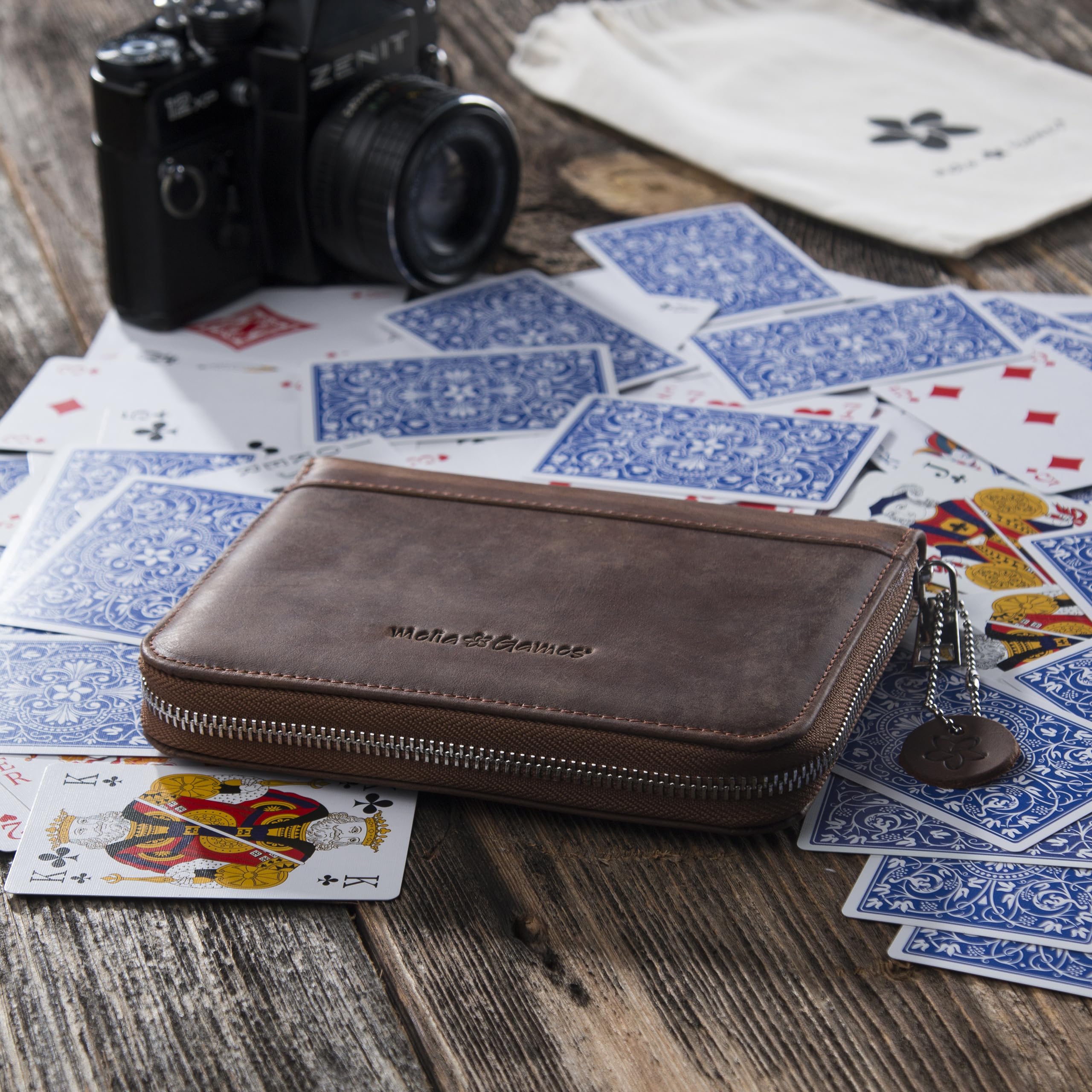 Etui na karty do gry – wysokiej jakości etui na karty z najlepszej skóry – łącznie z talią kart do gry i ołówkiem (Classic Brown)