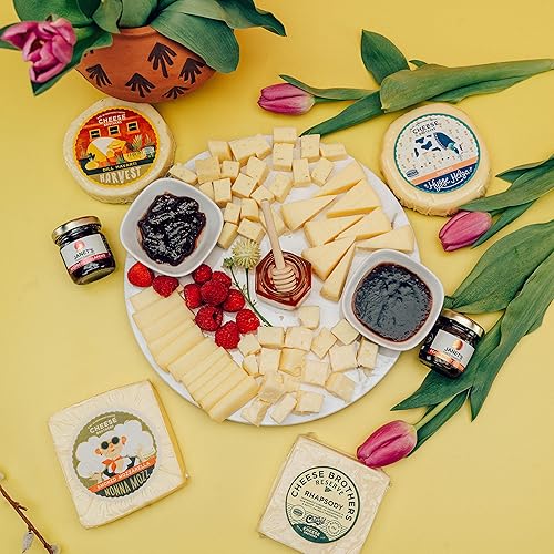 Vista 124 de Cheese Bros Game Day Caja de regalo de lujo Fresco de Wisconsin Incluye goudas, cuajada, queso cheddar envejecido de 8 años, mostaza, salchicha