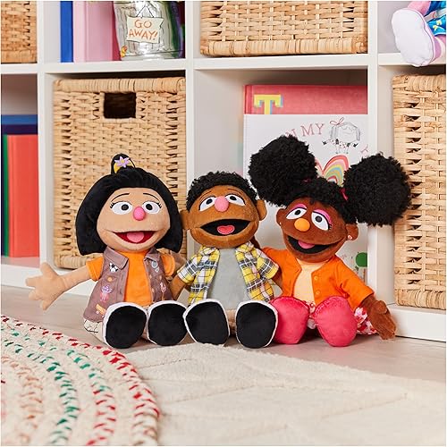 Miniatura 7 de GUND Sesame Street - Peluche oficial de Ji-Young, muñeca de felpa prémium para edades de 1 año en adelante, 13 pulgadas