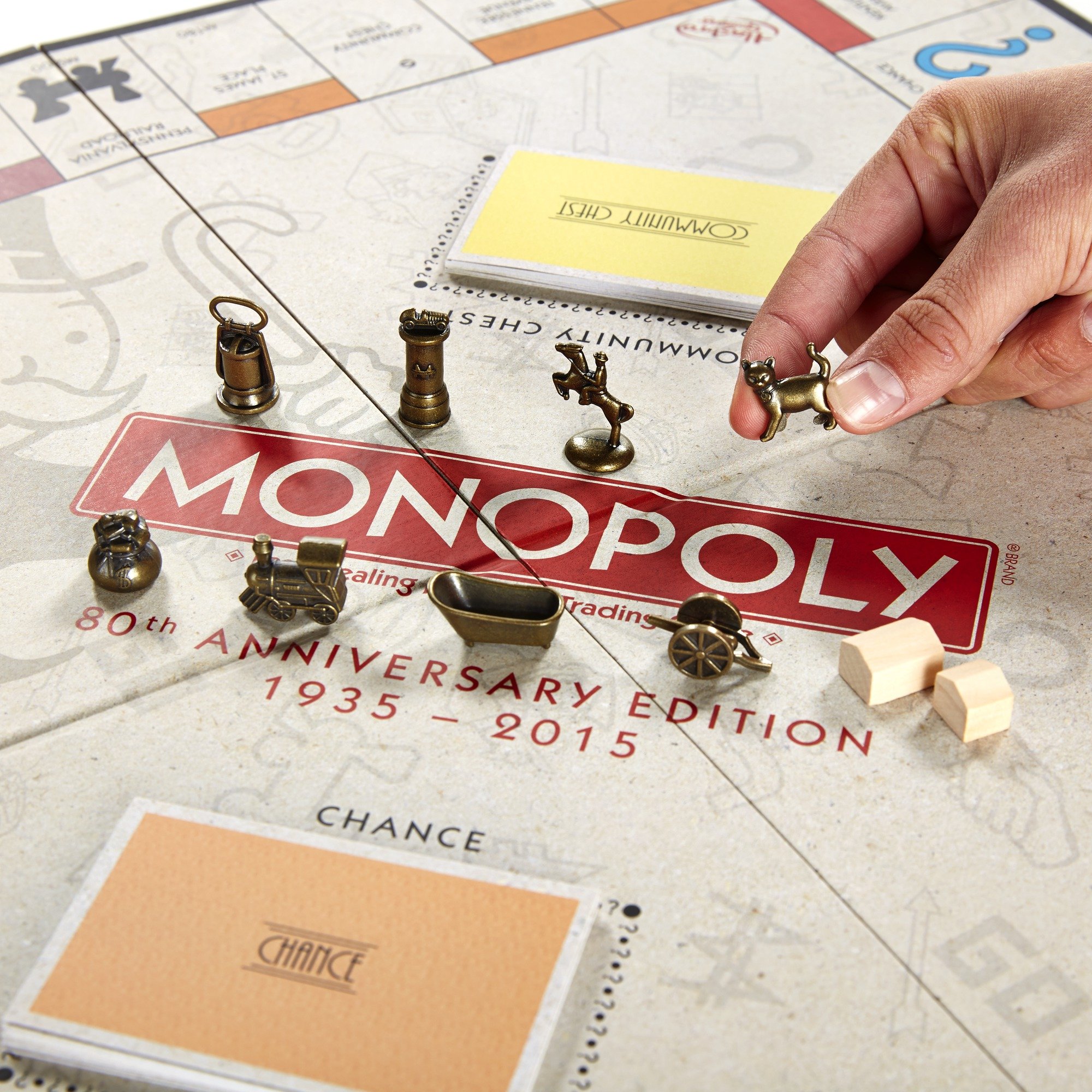 Hasbro Spiele B0622100 - Monopoly 80 Jahre, Familienspiel