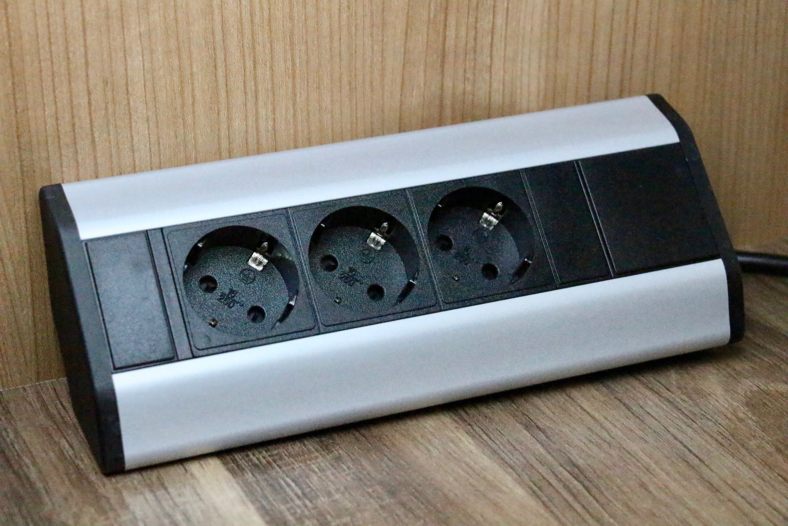 Multipresa angolare Premium 3x Schuko per cucina, ufficio in alluminio, presa multipla con cavo Schuko da 1,8 m anche come presa per mobili.