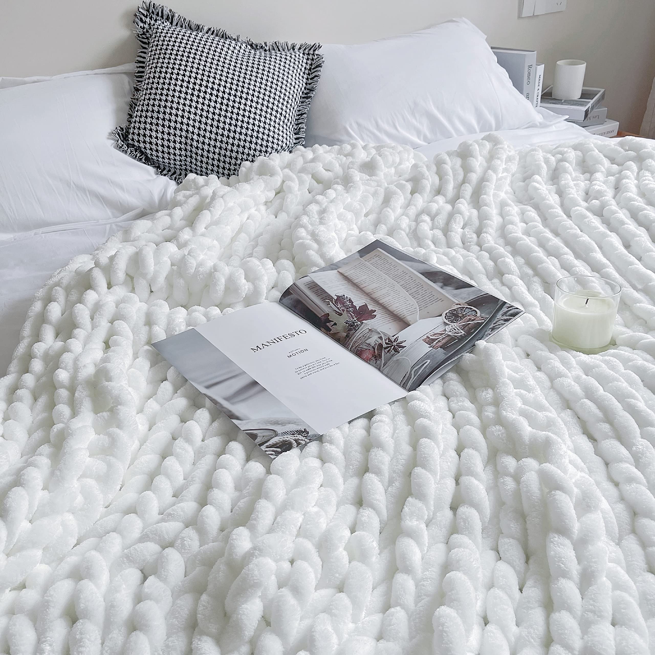 Chunky Knit Blanket Throw, Handmade Warm & Cozy Blanket Couch, Bed, Home Decor, Soft Breathable Fleece Banket, Boho Thick Blankets and Giant Yarn Throws 50×60 Inch，White