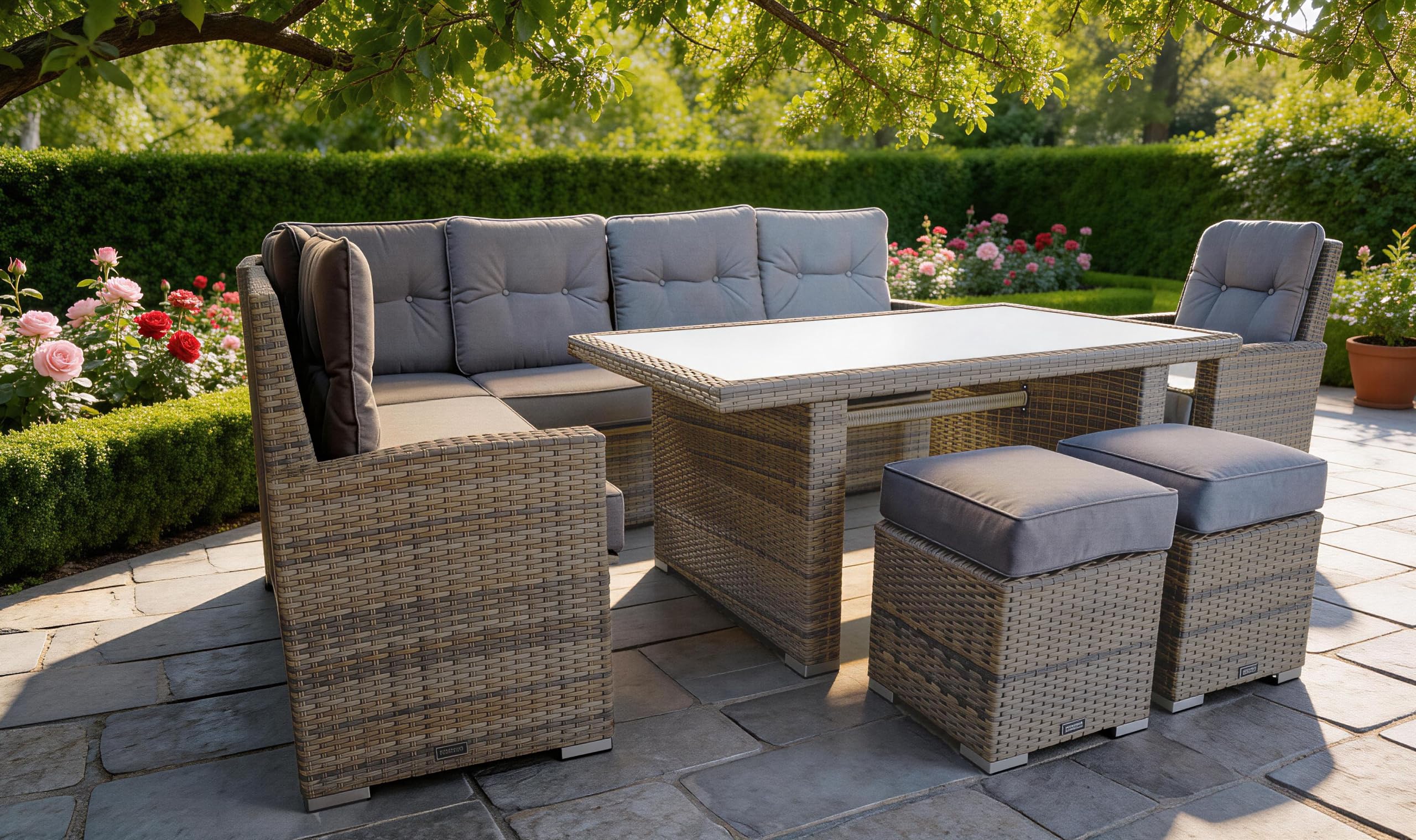 Ragnarök-Möbeldesign hohe Dining Lounge - DEUTSCHE Hersteller PolyRattan Gartenmöbel Weißes GlasZwei hellbraune Halbkreissofas graue Kissen