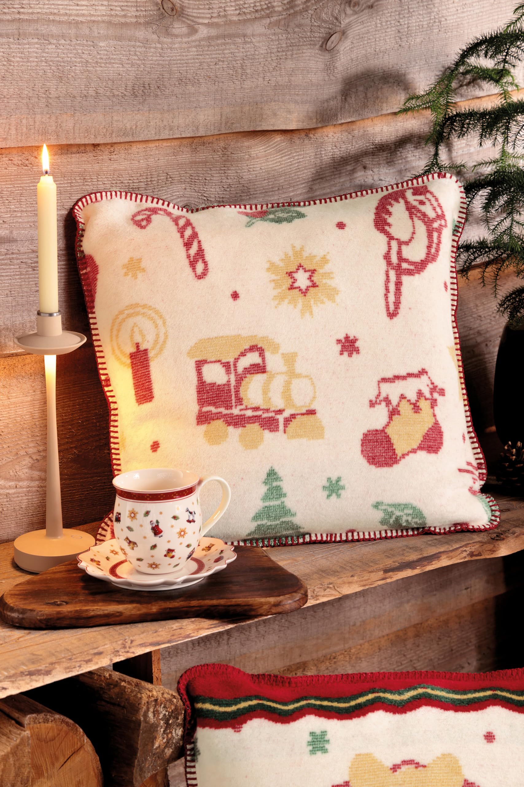 Villeroy & Boch Kissenhüllen Toy's Delight Allover Creme 50x50 cm | Made in Germany , Kissenhülle mit bunten Weihnachtsmotiven, Dekokissen, OEKO-TEX Made in Green, hochwertiges Zierkissen