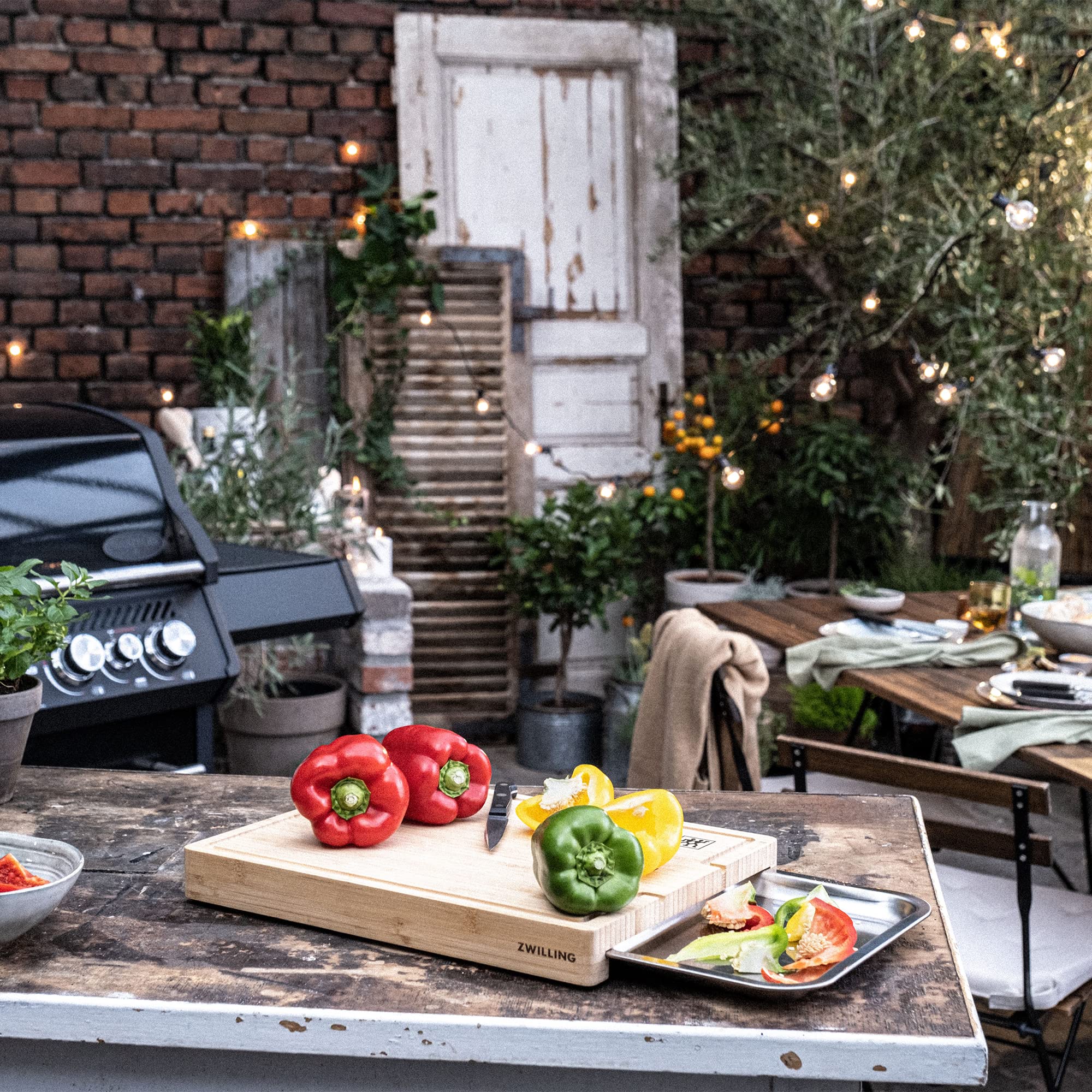 Amazon.co.jp: ZWILLING BBQ+ 竹製まな板 トレイ付き : スポーツ
