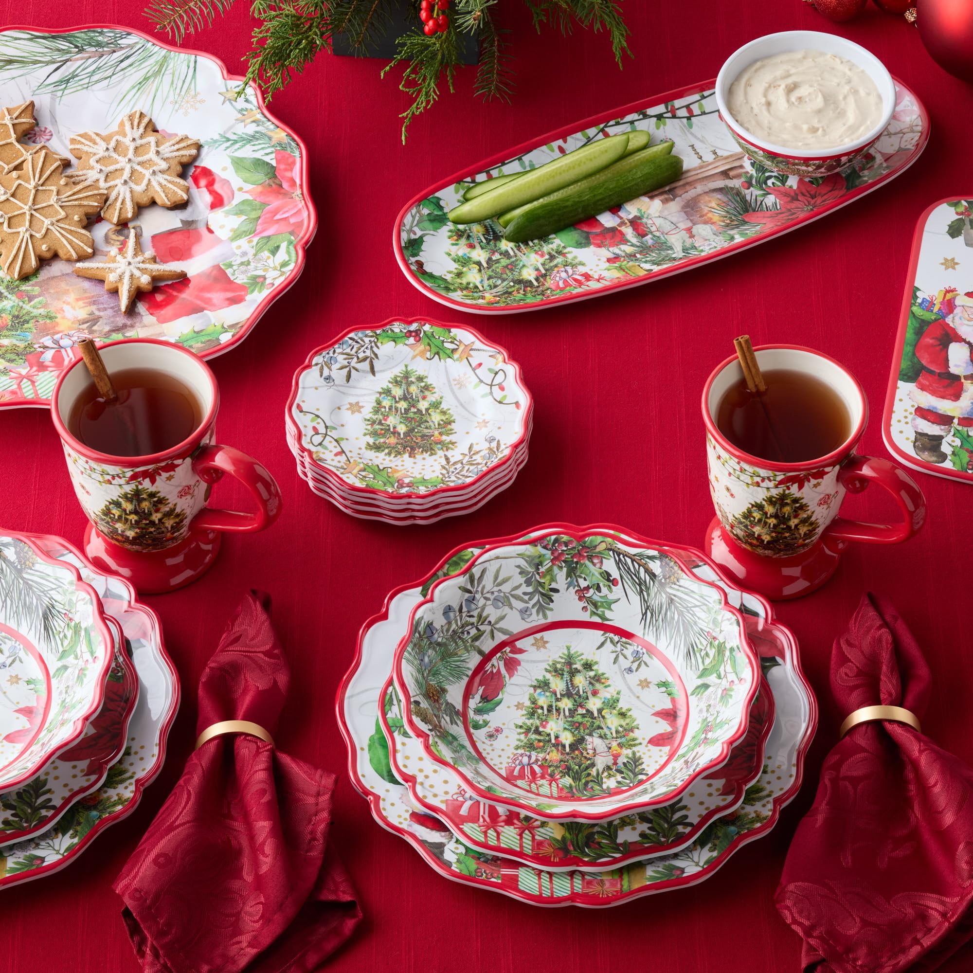 Lot de 4 tasses de livraison du Père Noël — Quatre tasses de 532 ml richement illustrées dans le style livre d'histoires de Noël de la collection, parfaites pour chaque gorgée chaude de la saison.