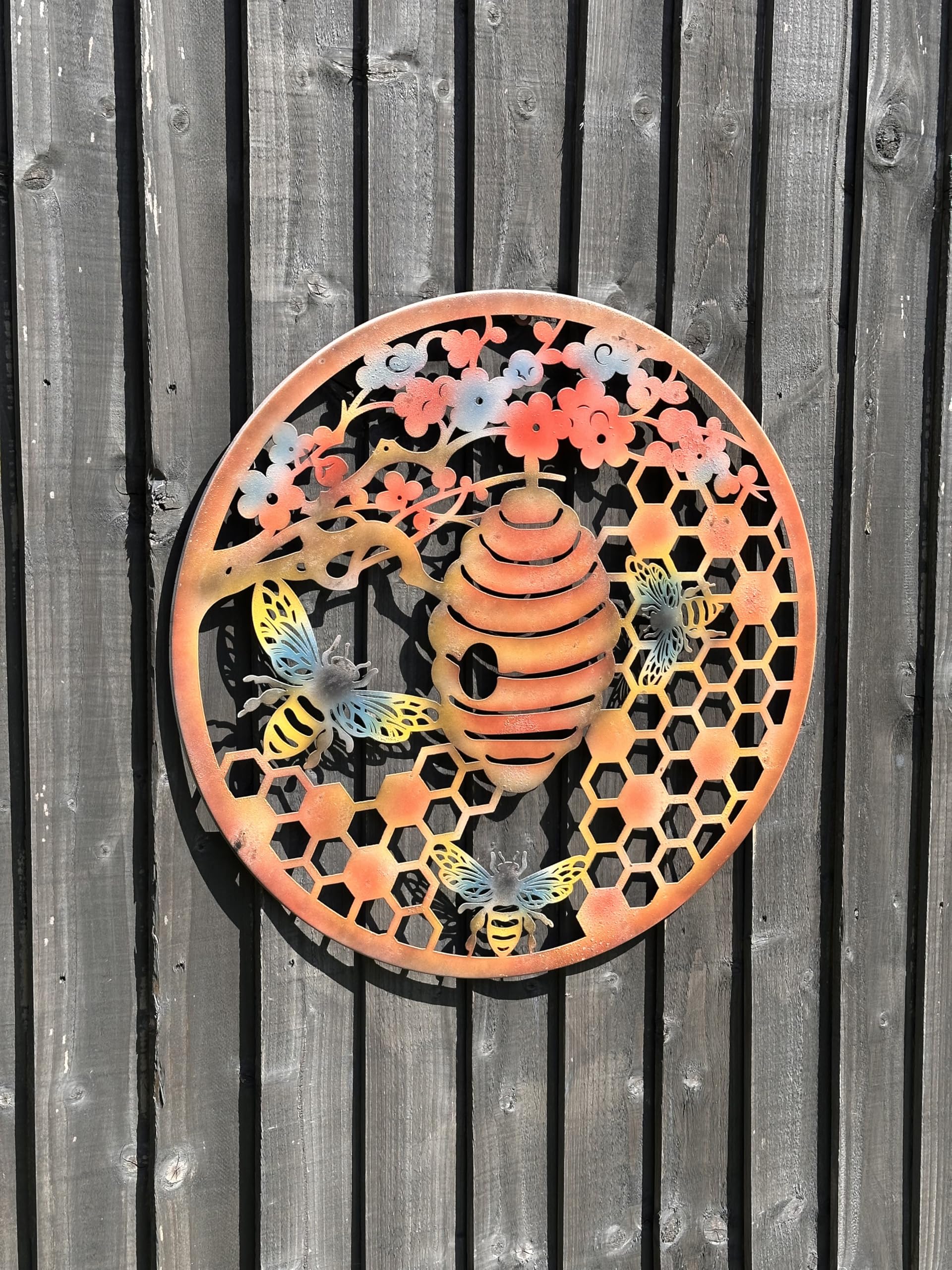 Round Metal Wall Art, Honeycomb Beehive Design with Bees, Rustic Garden Decor, Copper-Toned Finish, 60cm, powder coated.