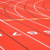 Sélectionner des événements (du 40 mètres au marathon), le sexe, les groupes, les splits et les types de course (Relais, Cross-Country, Course sur route, marche, etc.)