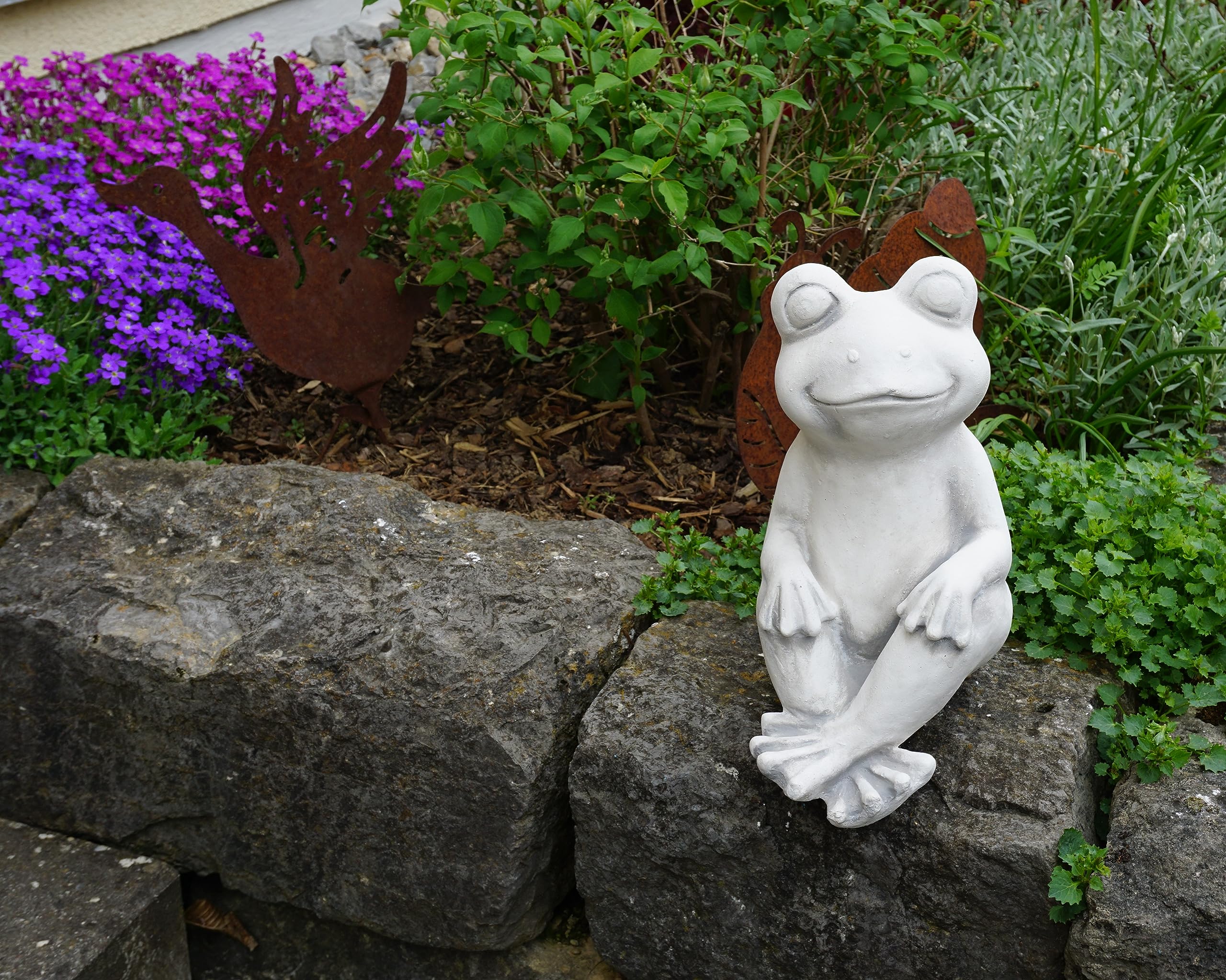 gartendekoparadies.de Froggi – der Glückliche Frosch, Steinfigur aus Steinguss, Grau, Frostsicher, H. 29 cm, 11 kg, für Außenbereich (Froggi)