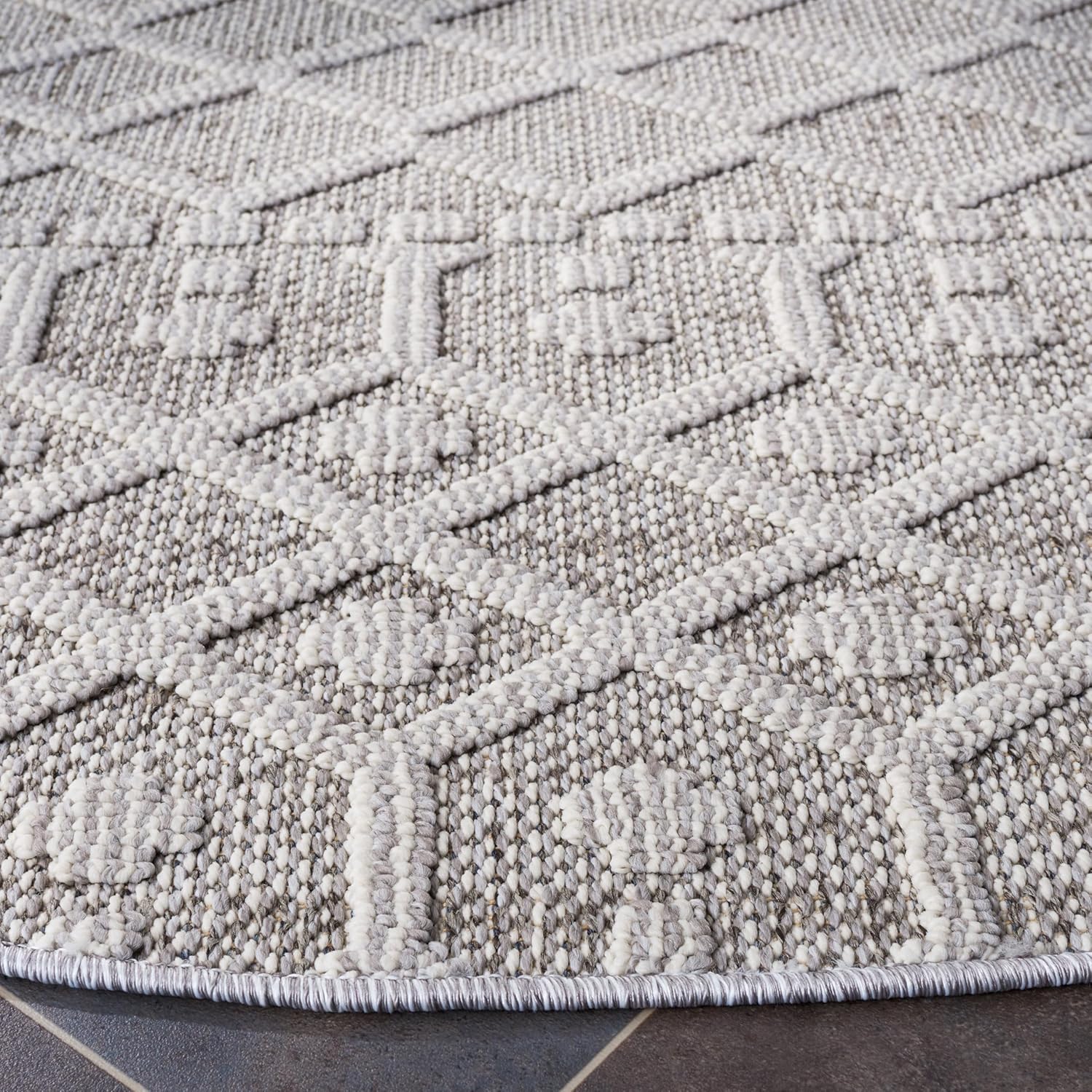 SAFAVIEH Global Collection Area Rug - 6'7" Round, Grey & Ivory, Non-Shedding & Easy Cleaning, Ideal for Living Room, Bedroom, Office, Dining Space (GLB402F)