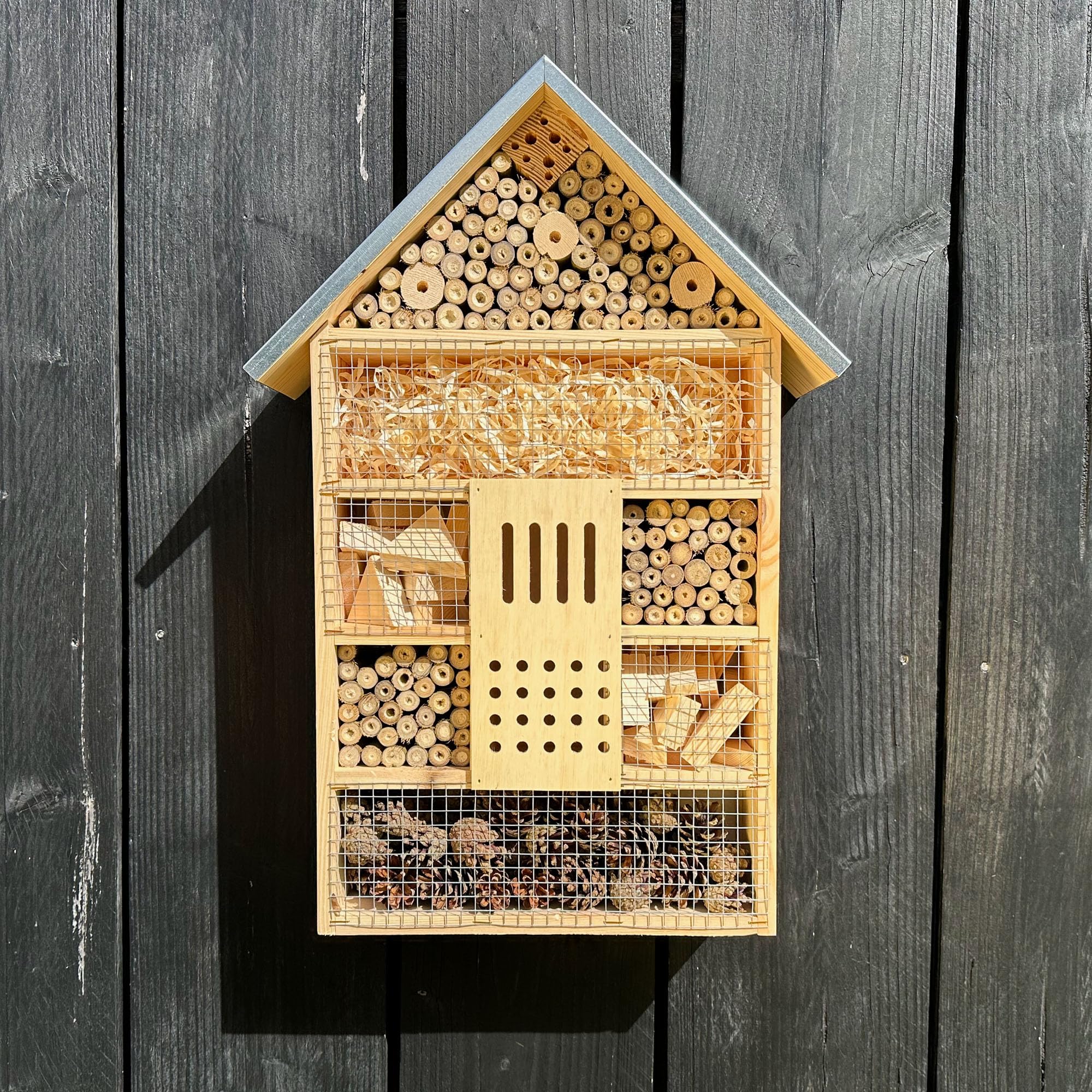 GARTENETAGE Insektenhotel XXL für Bienen und Marienkäfer – 79 x 38 x 11,5 cm – Wetterfestes Insektenhaus mit 7 Fächern – Schutz und Nisthilfe für Wildbienen, Schmetterlinge und Florfliegen