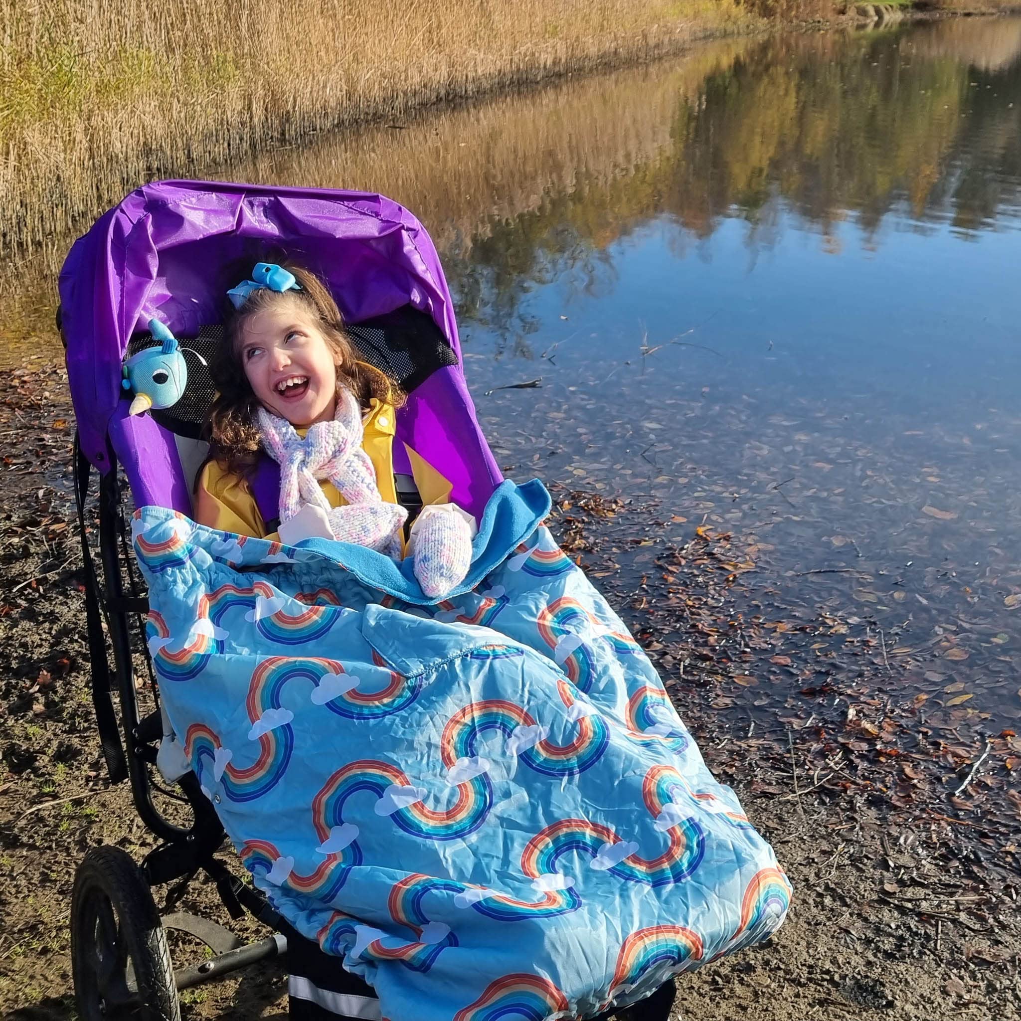 BundleBean - 100% wodoodporny pokrowiec na wózek inwalidzki dla dzieci z podszewką polarową (tęczowy) – przytulna kieszeń na wózek inwalidzki z polarem na ręce, uniwersalne dopasowanie na wózki