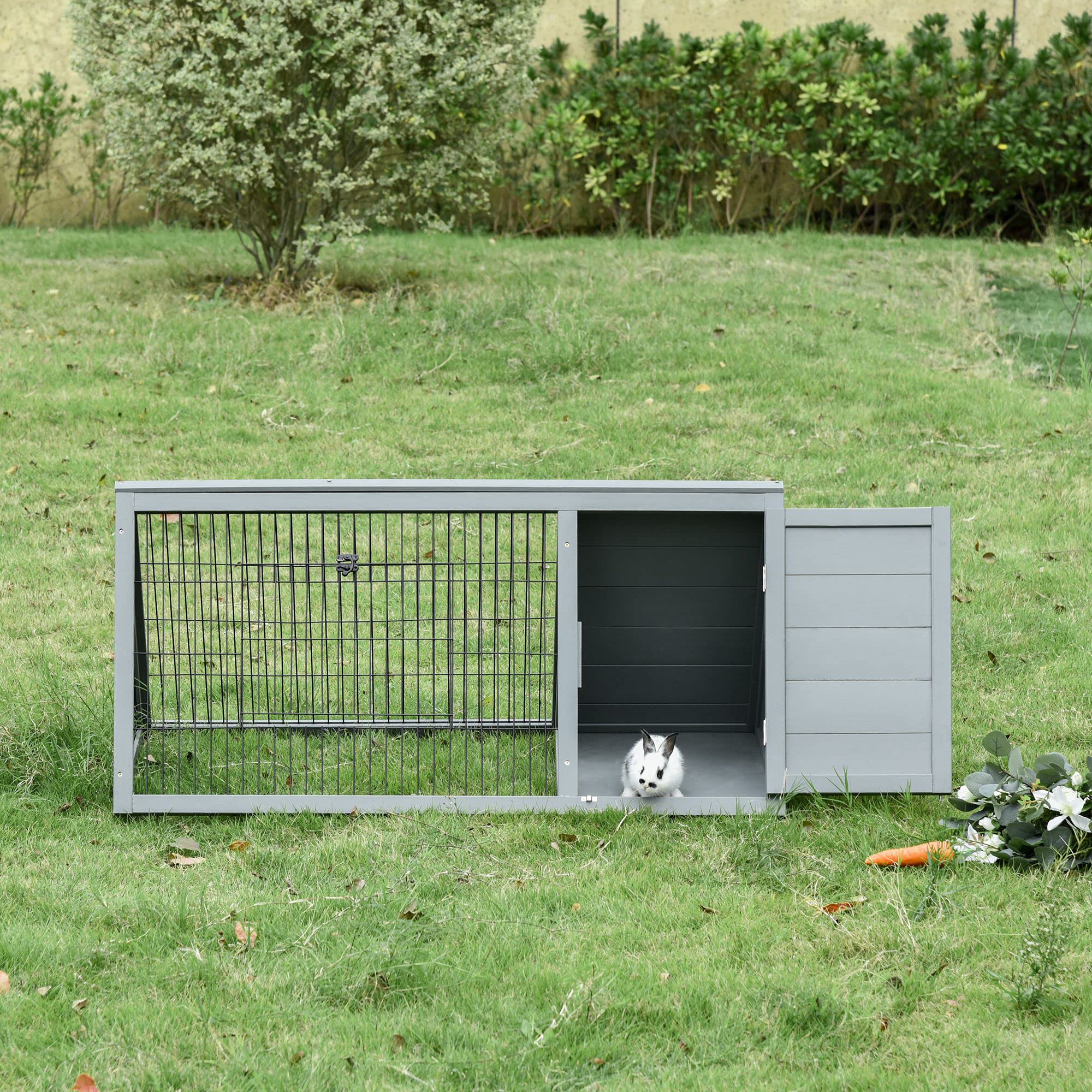 PawHut Conigliera triangolare a terra da esterno con doppia porta in nicchia adatta per conigli galline tartarughe terrestri dim. 116L x 62,2L x 52,5H cm legno massiccio pino grigio