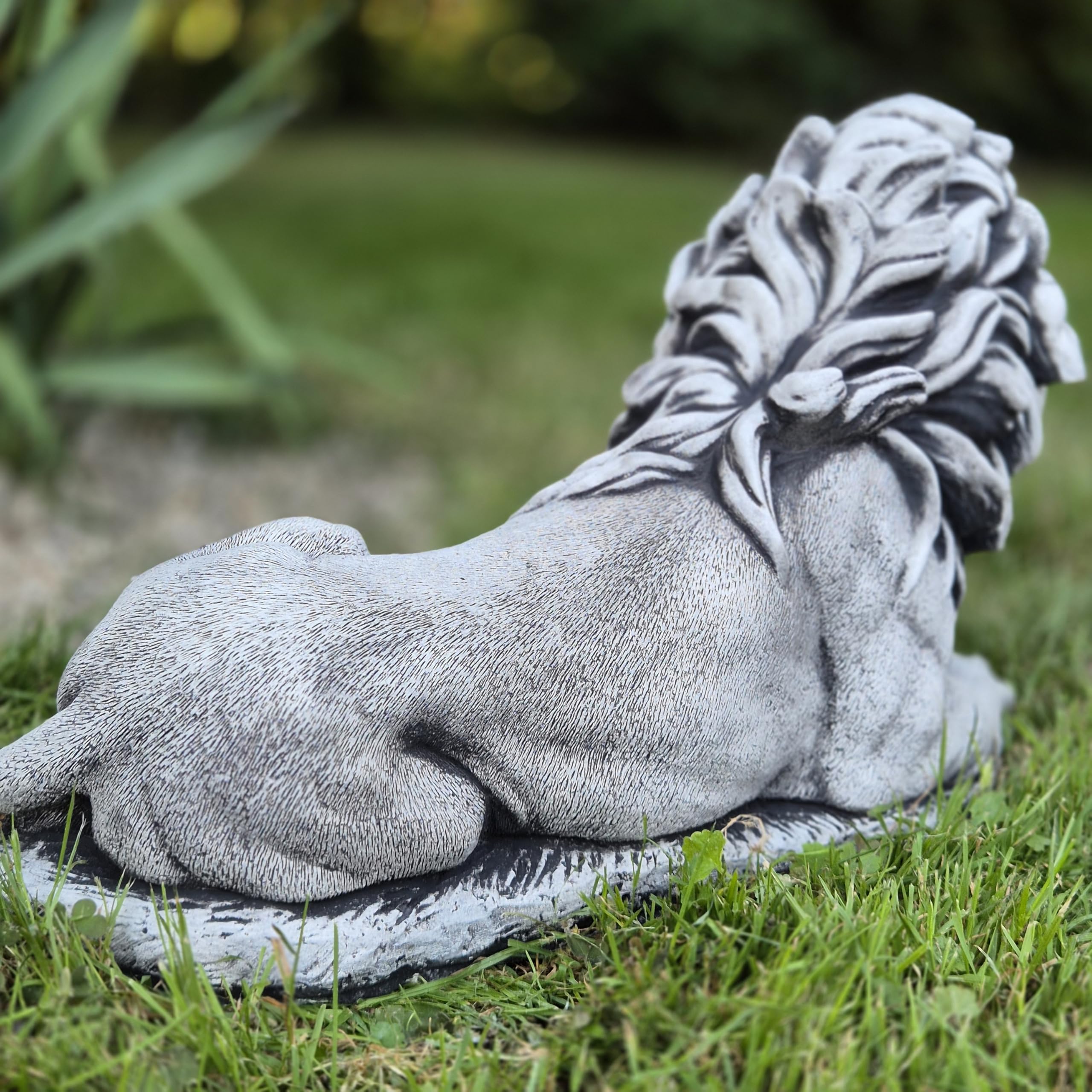 FABRIQ Figurka lwa z kamienia, realistyczna rzeźba ogrodowa z odlewanego kamienia, 13 kg, odporna na warunki atmosferyczne i mróz, majestatyczna dekoracja ogrodowa