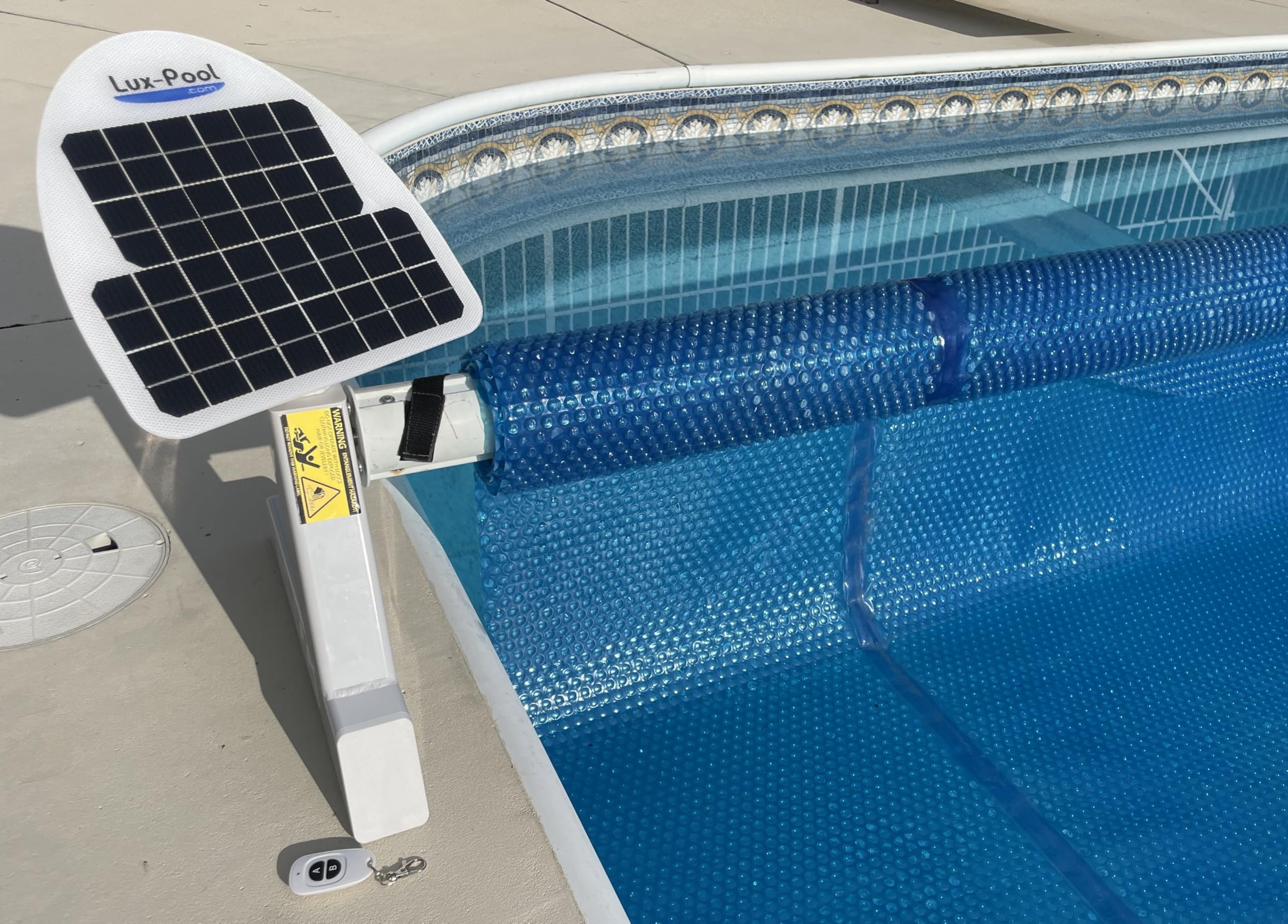 Enrouleur de couverture solaire motorisé à piles solaires (blanc) – Fonctionnement simple par clic – Convient pour les piscines rectangulaires jusqu'à 50,8 x 101,6 m