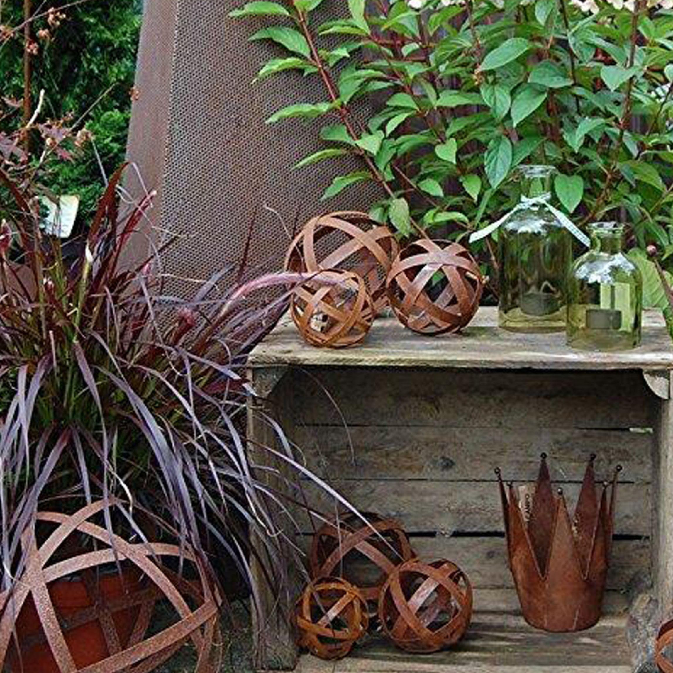 Christbaumkugeln-Set Aus Metall Im Rost-Look – 2 Stück, Je Ca. 22 Cm Durchmesser, 36 Cm Hoch. Perfekt Als Gartendeko Für Weihnachten Im Freien.