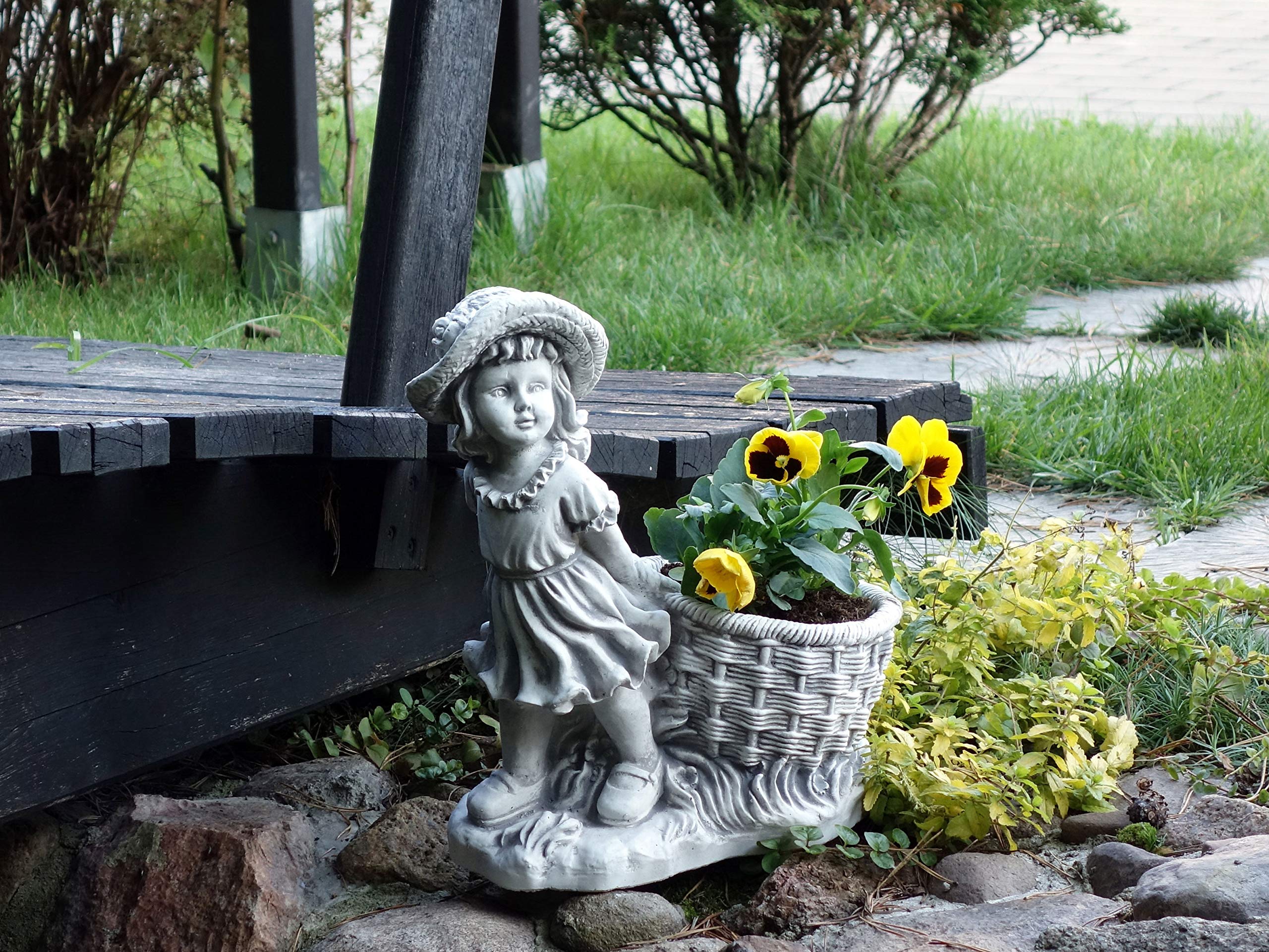 gartendekoparadies.de Jardinière en forme de petite fille, avec pot de fleurs, en pierre massive, résistant au froid