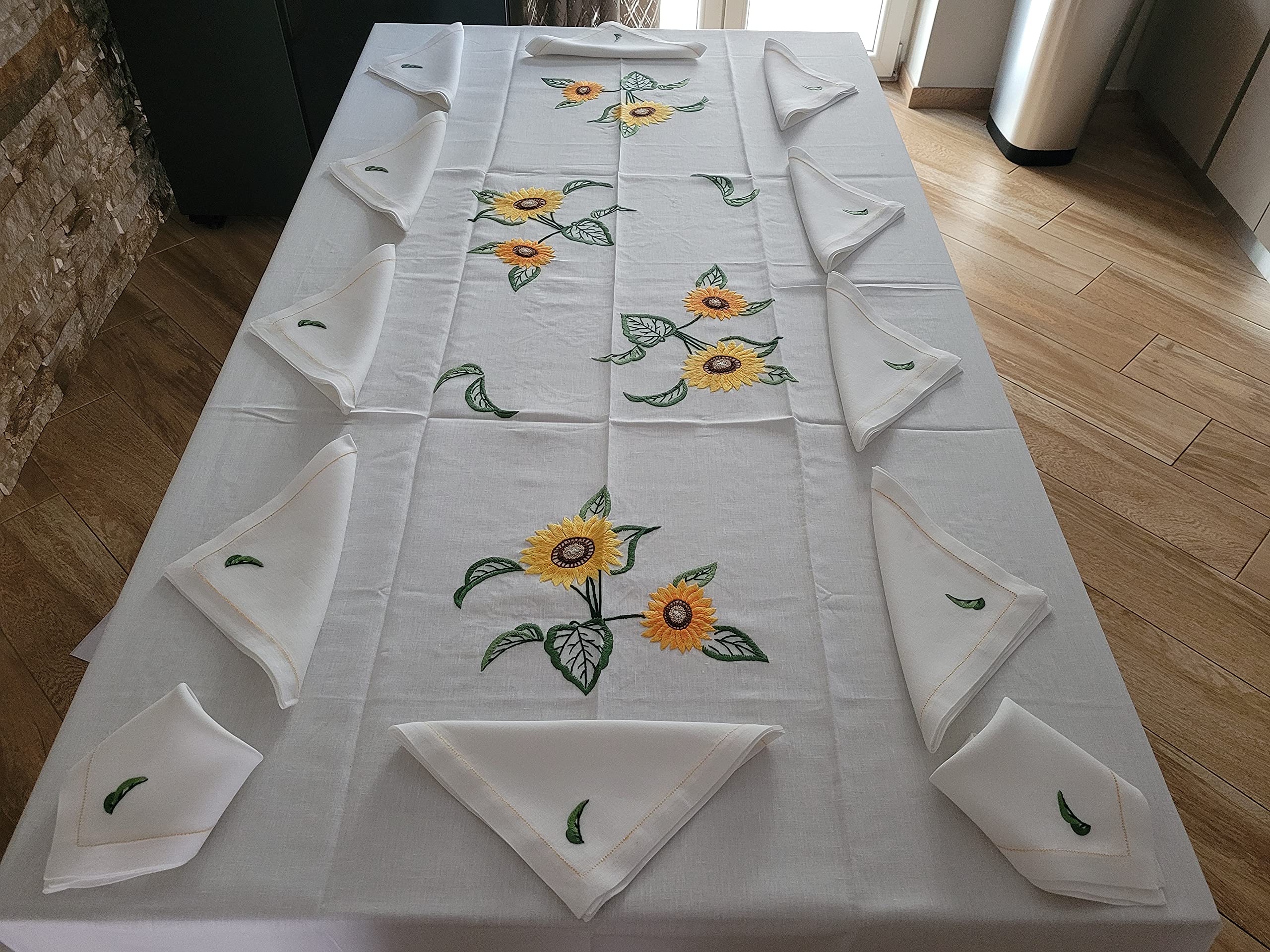 Tischdecke x12 aus reinem Leinen mit Sonnenblumen-Stickerei, komplett von Hand gefertigt.