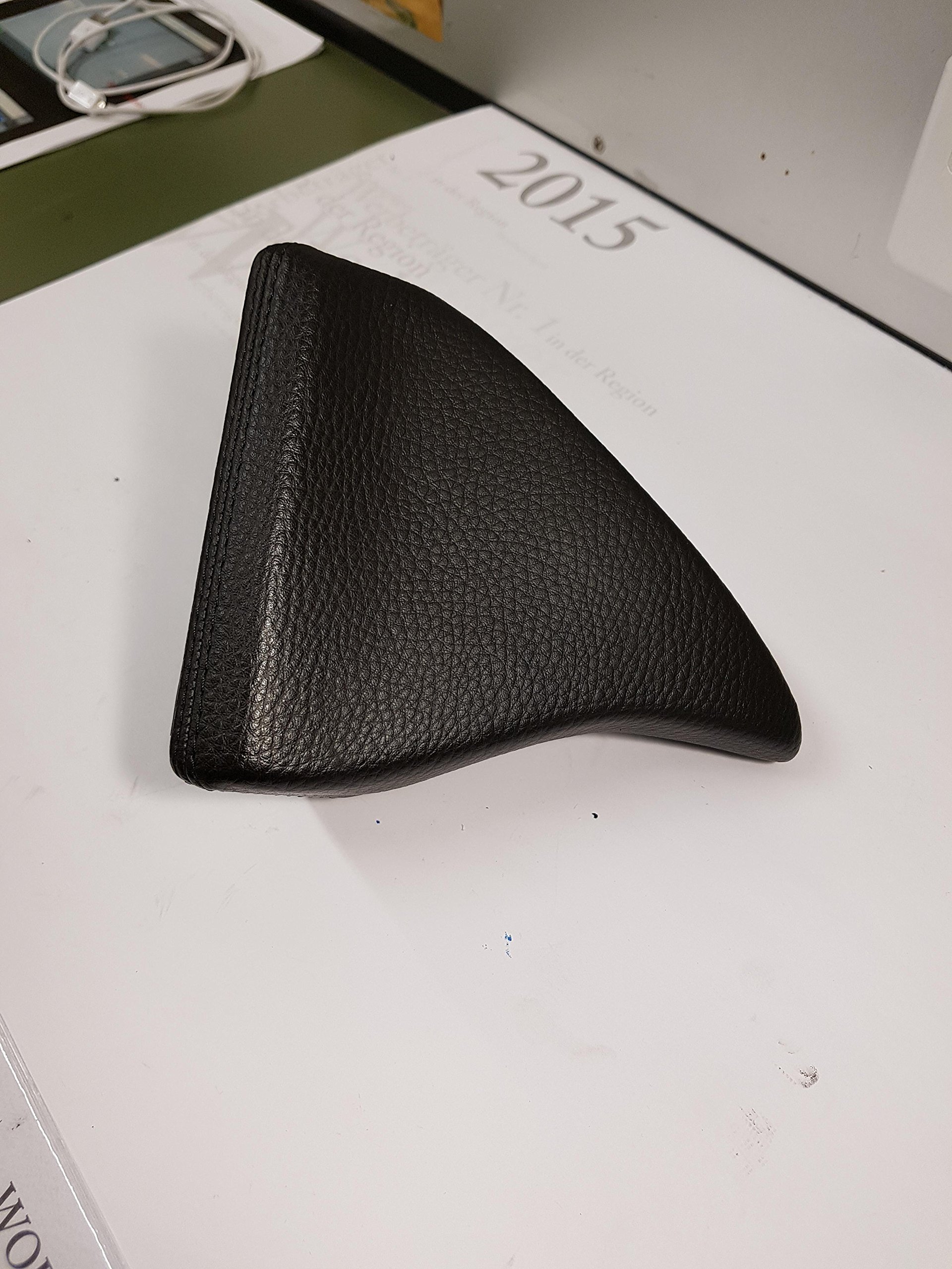 KUDA Uchwyt na telefon komórkowy pasujący do Audi TT od 09/2006 - konsola telefoniczna do smartfonów, telefonów komórkowych, nawigacji i innych – konsola ze sztucznej skóry, czarna, 093465