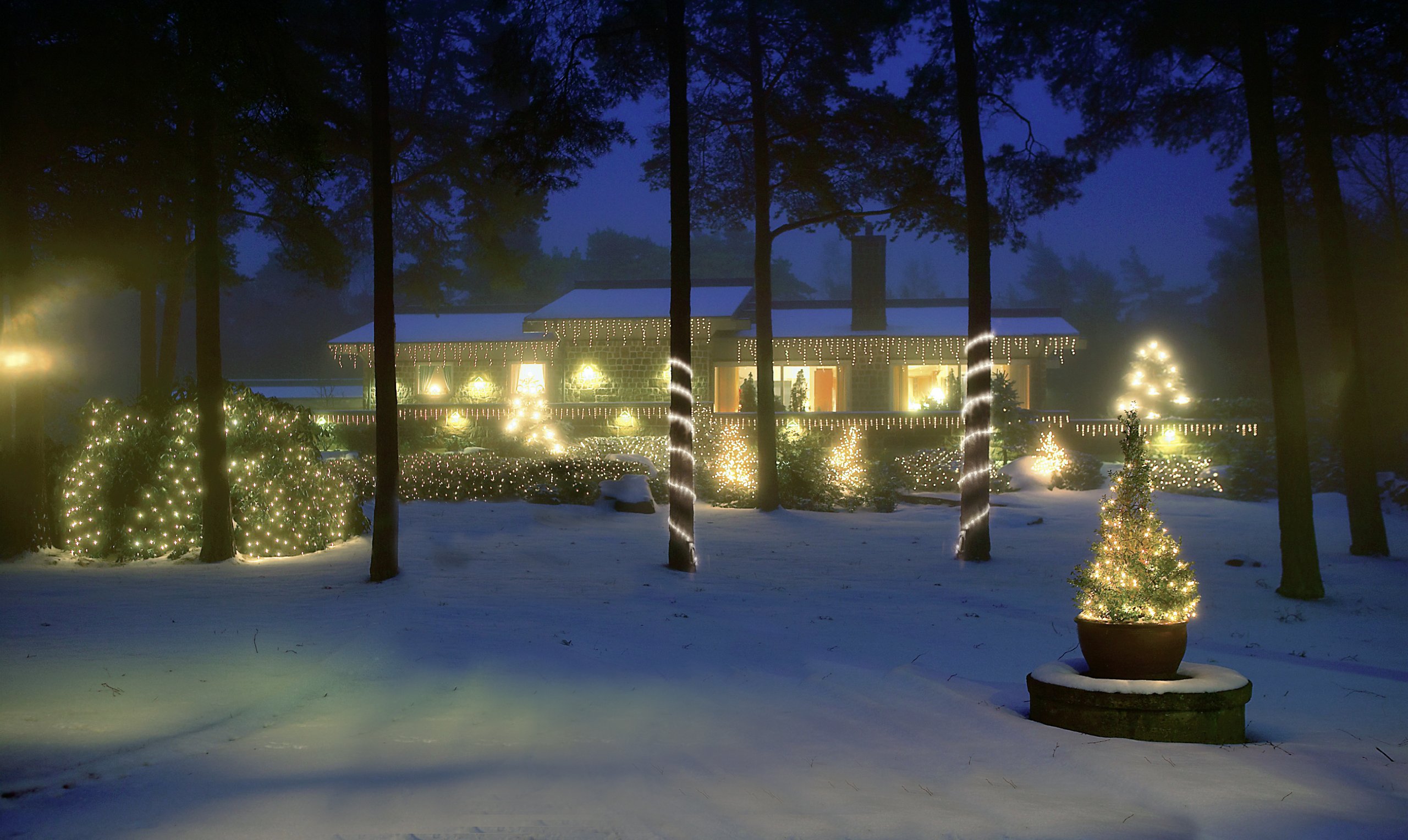 Konstsmide LED System Anschlusskabel für 1040 Dioden / 100 Meter, inkl. Feinsicherung t1.25 A (2 x Ersatzsicherung), 24V Außentrafo. 60 VA (IP44), schwarzes Soft-Kabel - 4600-007