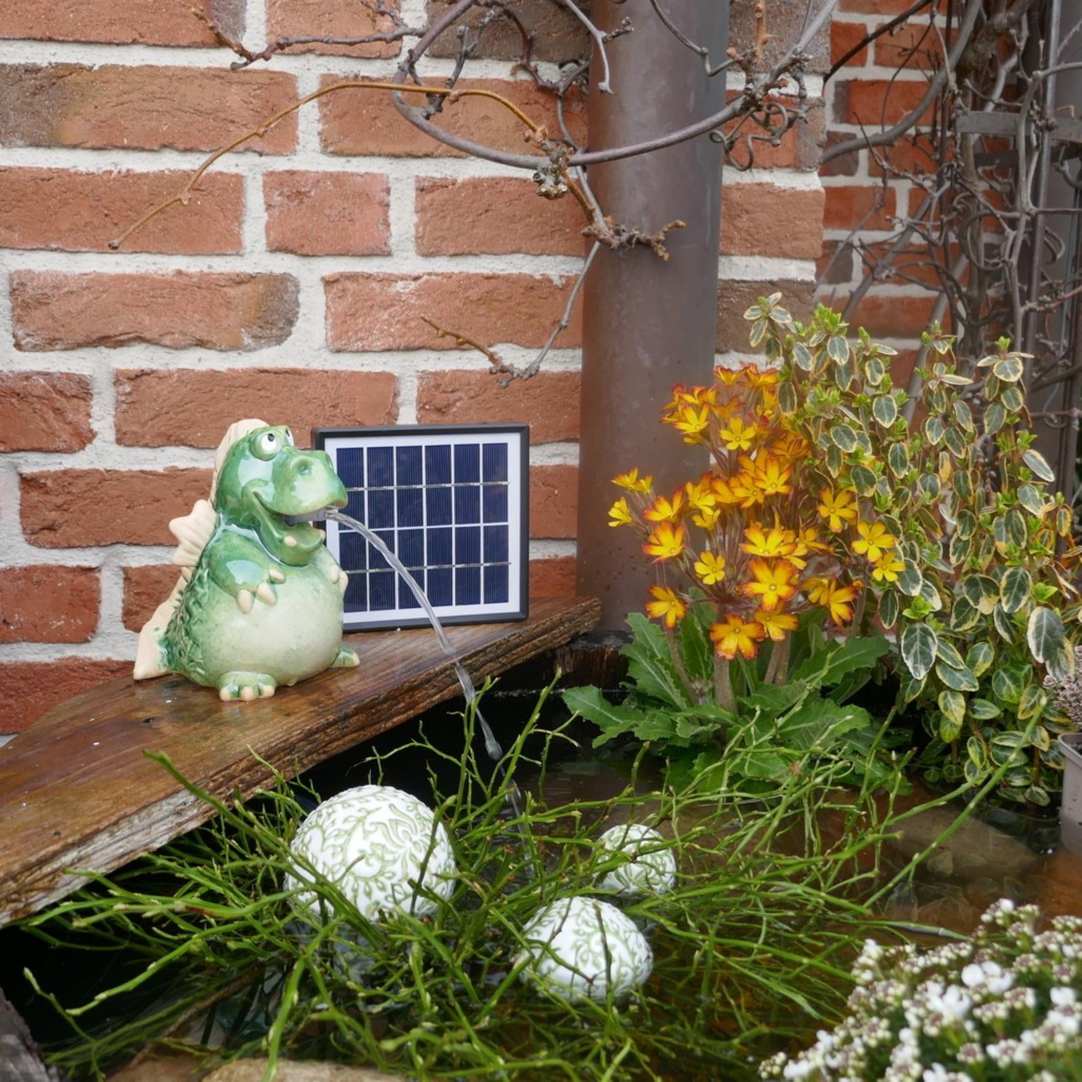 Storm's Gartenzaubereien Wasserspeier Drache mit Solarpumpe - Gartendeko für Miniteich -Teich - Wetterfest lasiert - Einfache Montage - Tierfigur Gartenteich - Teichskulptur