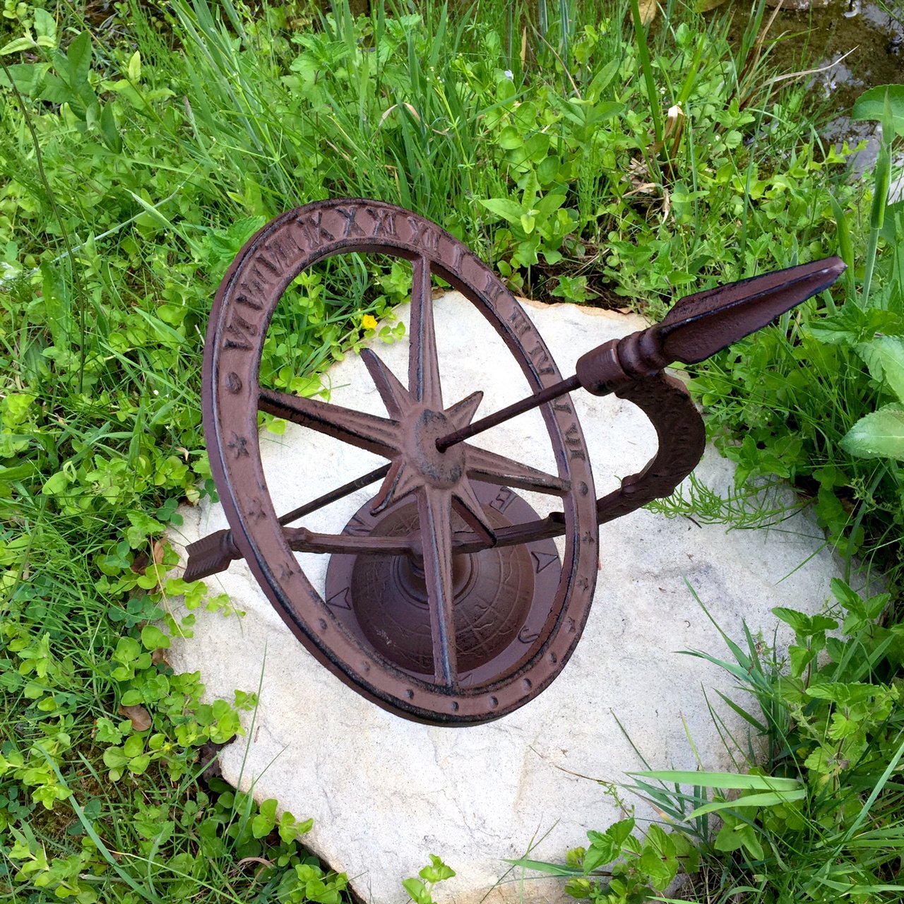 Antikas | Sonnenuhr im Landhausstil | Höhe: ca. 37,5 cm | Breite: 24,5 cm | Tiefe: 34 cm | Fuß Ø 16 cm | dekorative Schattenuhr für Garten & Terrasse