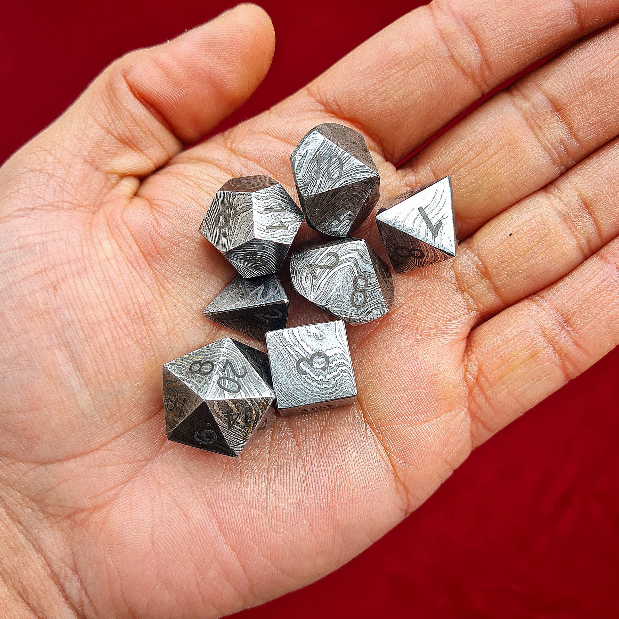 DND Juego de dados de Damasco, 7 piezas, hecho a mano, acero de Damasco, MTG RPG D&D Dice, bolsa de piel con alfombrilla de juego