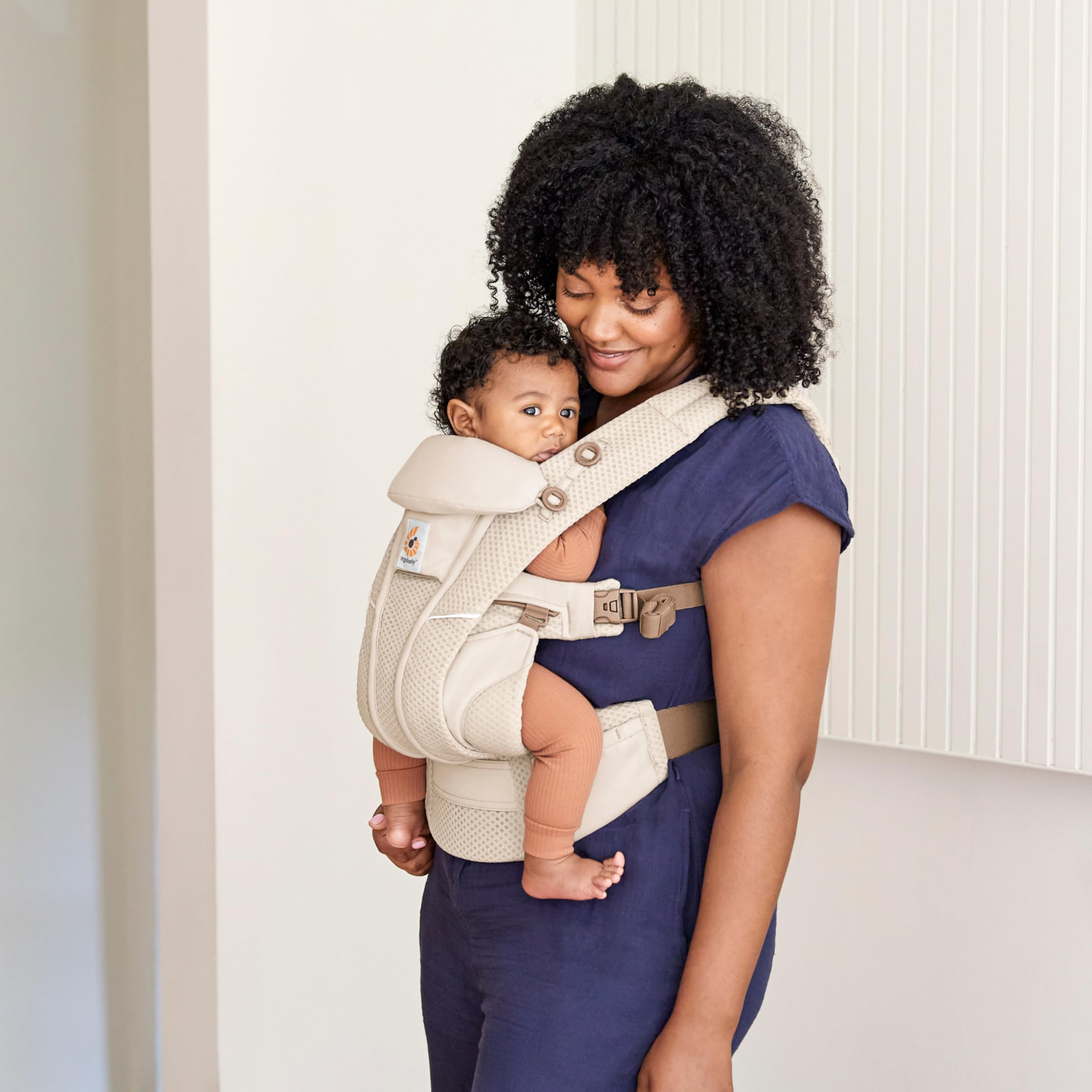 Ergobaby Mochila portabebé Omni Breeze recién nacidos desde su nacimiento hasta que pesan 20kg, portabebé ergonómica de Malla SoftFlex, 4 posiciones para transportar, Natural Beige — view 10