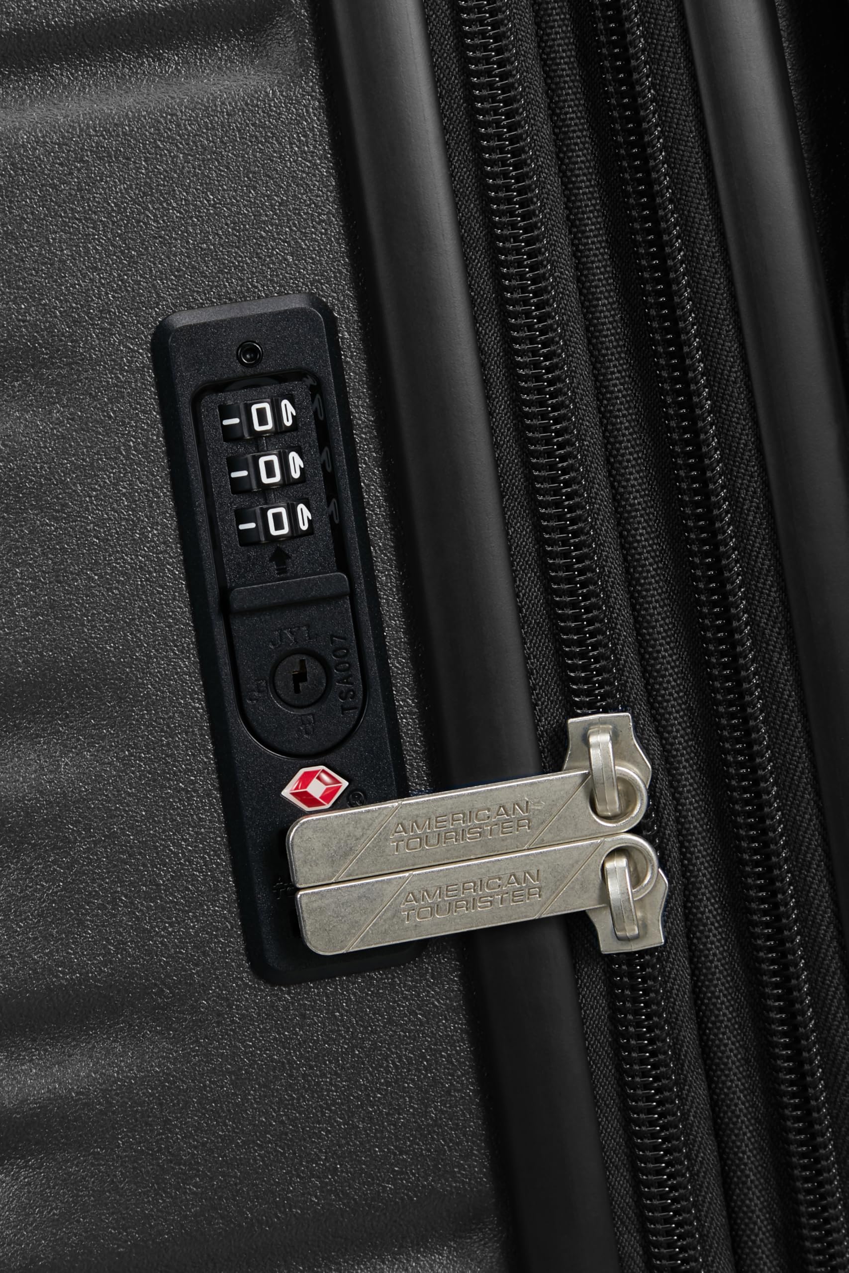 American Tourister Aerotech - Set di valigie rigide da 3 pezzi (bagaglio a mano, medio, grande), espandibile, set di trolley con lucchetto TSA - nero (nero metallizzato)
