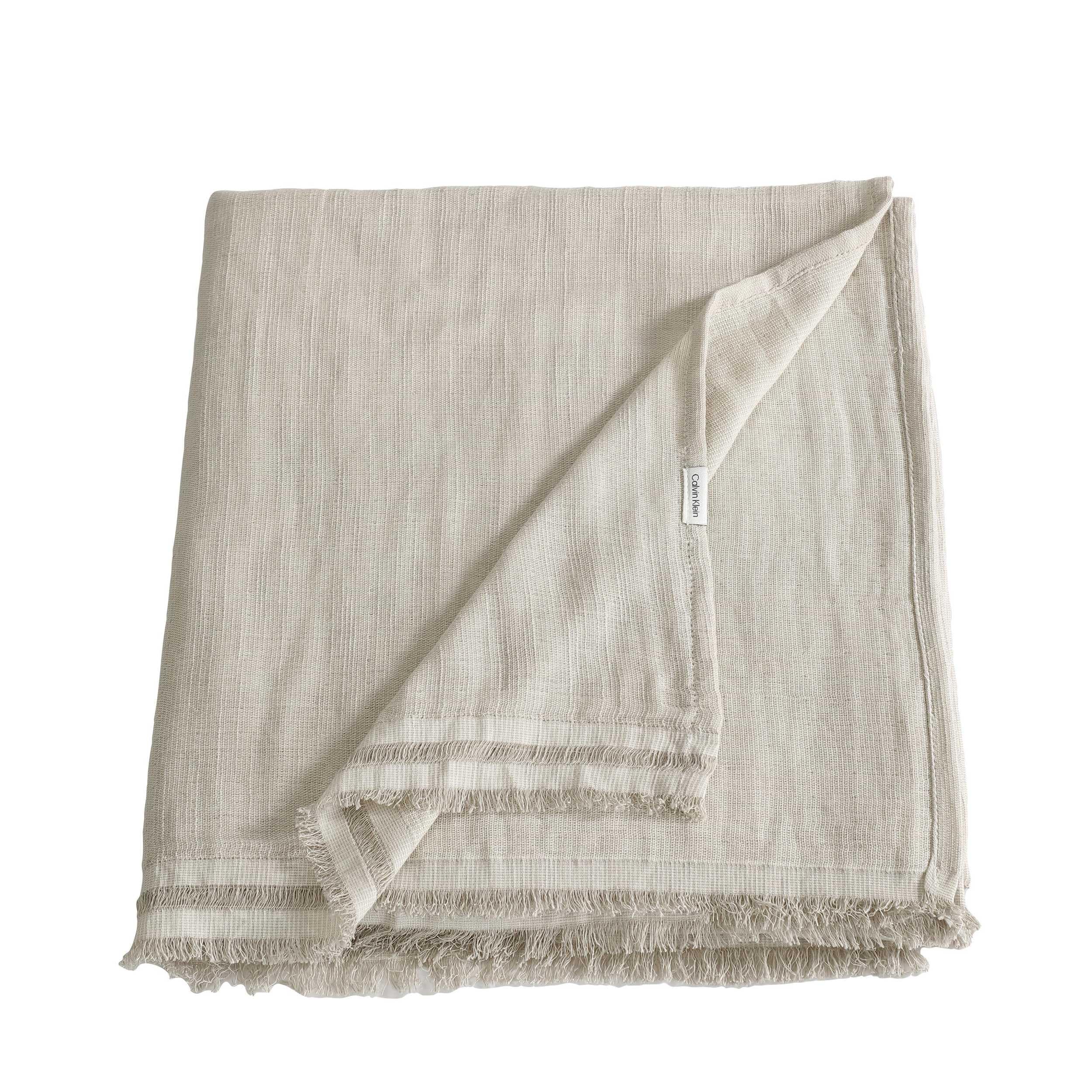 Calvin Klein - Copriletto, biancheria da letto a trama fine con bordi sfilacciati, leggera e traspirante, perfetta per letto, divano o sedia, certificata Oeko-Tex (beige, 152,4 x 177,8 cm)