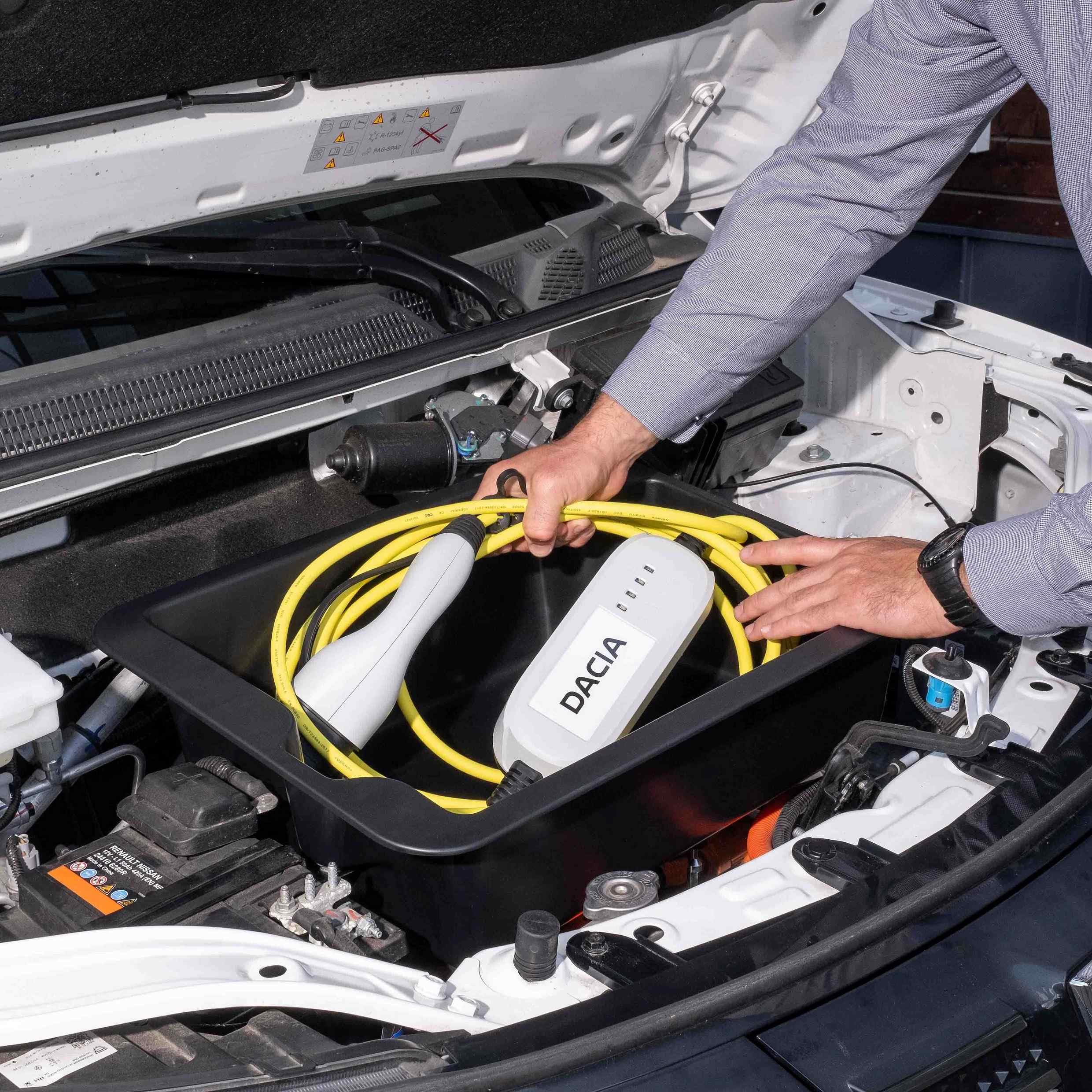 Rati Frunk I Convient pour Dacia Spring (2021-) I Coffre Avant à équiper avec Support et Capuchon de Protection élastique I Installation Rapide et Facile dans Le Compartiment Moteur (Printemps 2021)