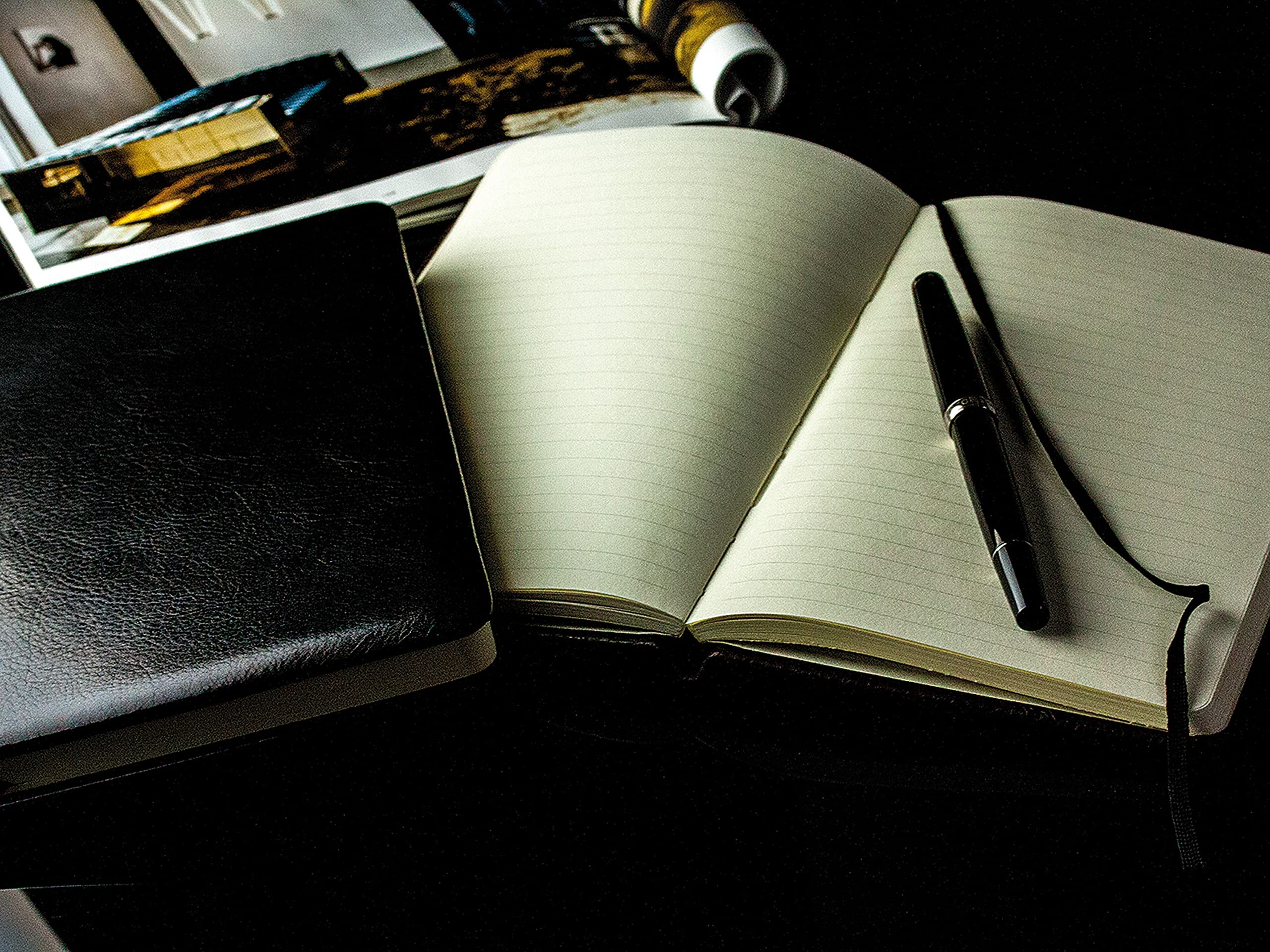 DELMON VARONE - Personalisierbares Notizbuch DIN A5 schmal, gebunden in Premium Vintage Anilin schwarz - Buch liniert im Hardcover Ledereinband mit Merkband -Geeignet auch als Tagebuch & Reisebuch