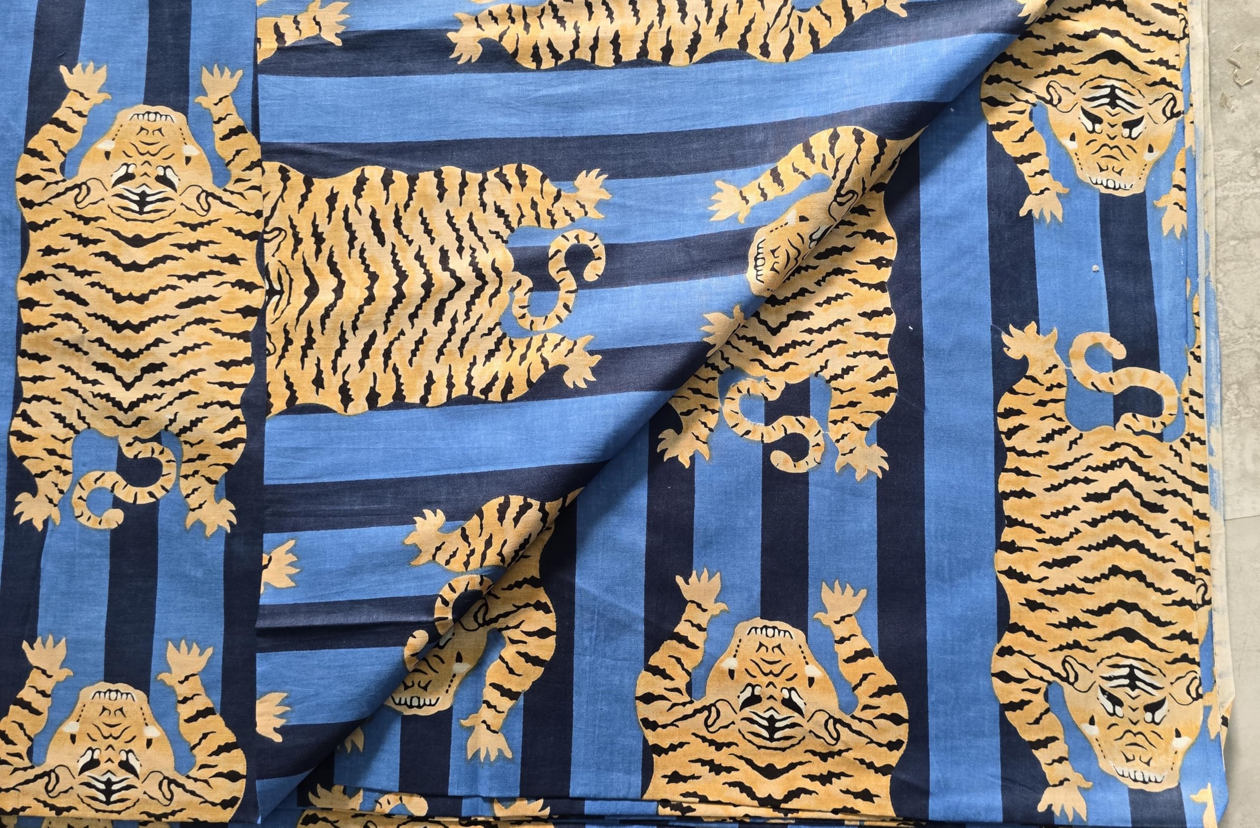 Aashita Creations tkanina bawełniana z nadrukiem tygrysa, dekoracyjny materiał ze wzorem zwierzęcym, od The Yard Fabric (niebieski z granatowymi paskami, 10 metrów)