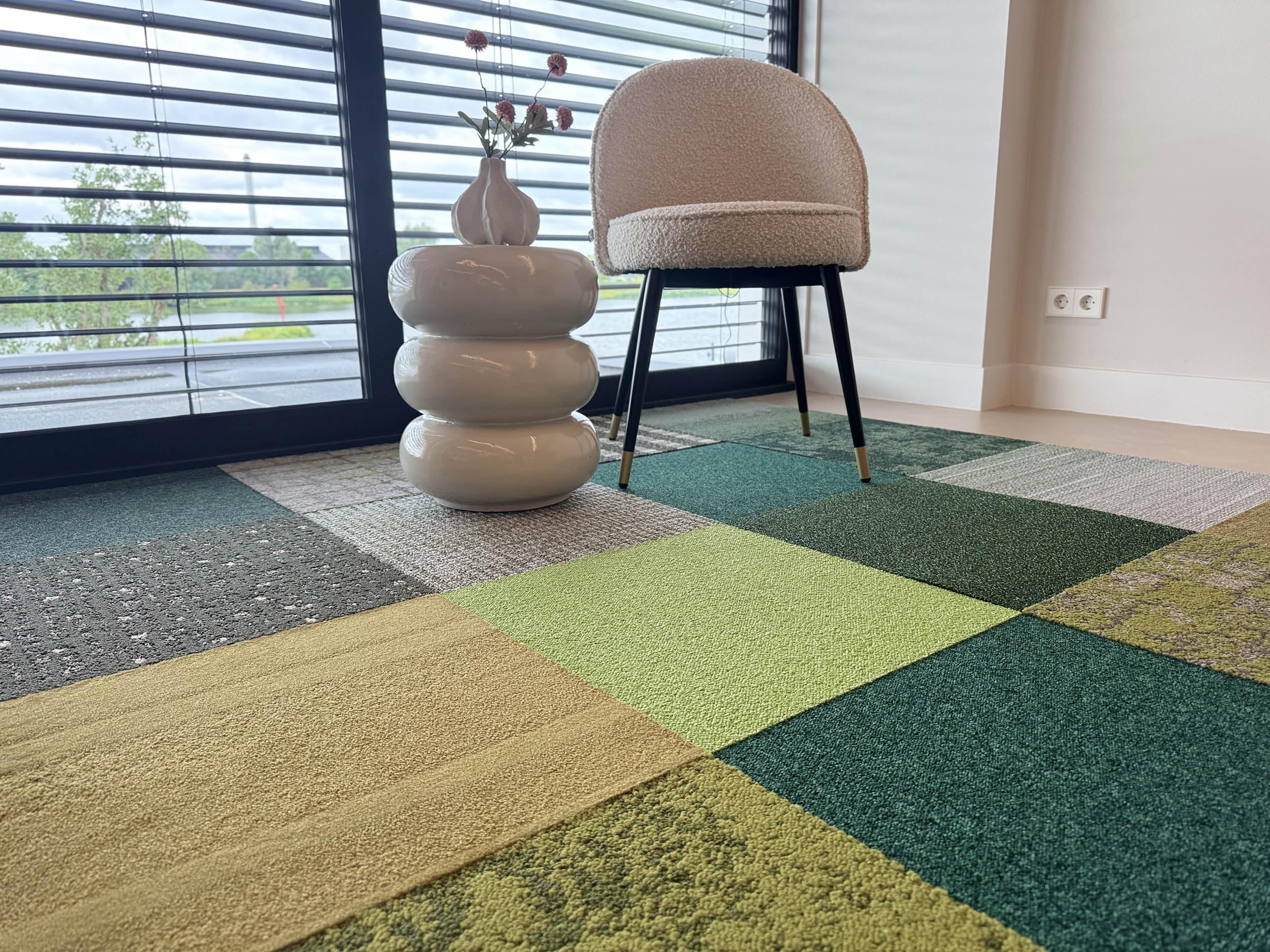 Teppichfliesen Shades of. by Interface | Selbstliegend Teppichboden | 50x50 cm | Pro Karton 16 Stück = 4m2 (Green)