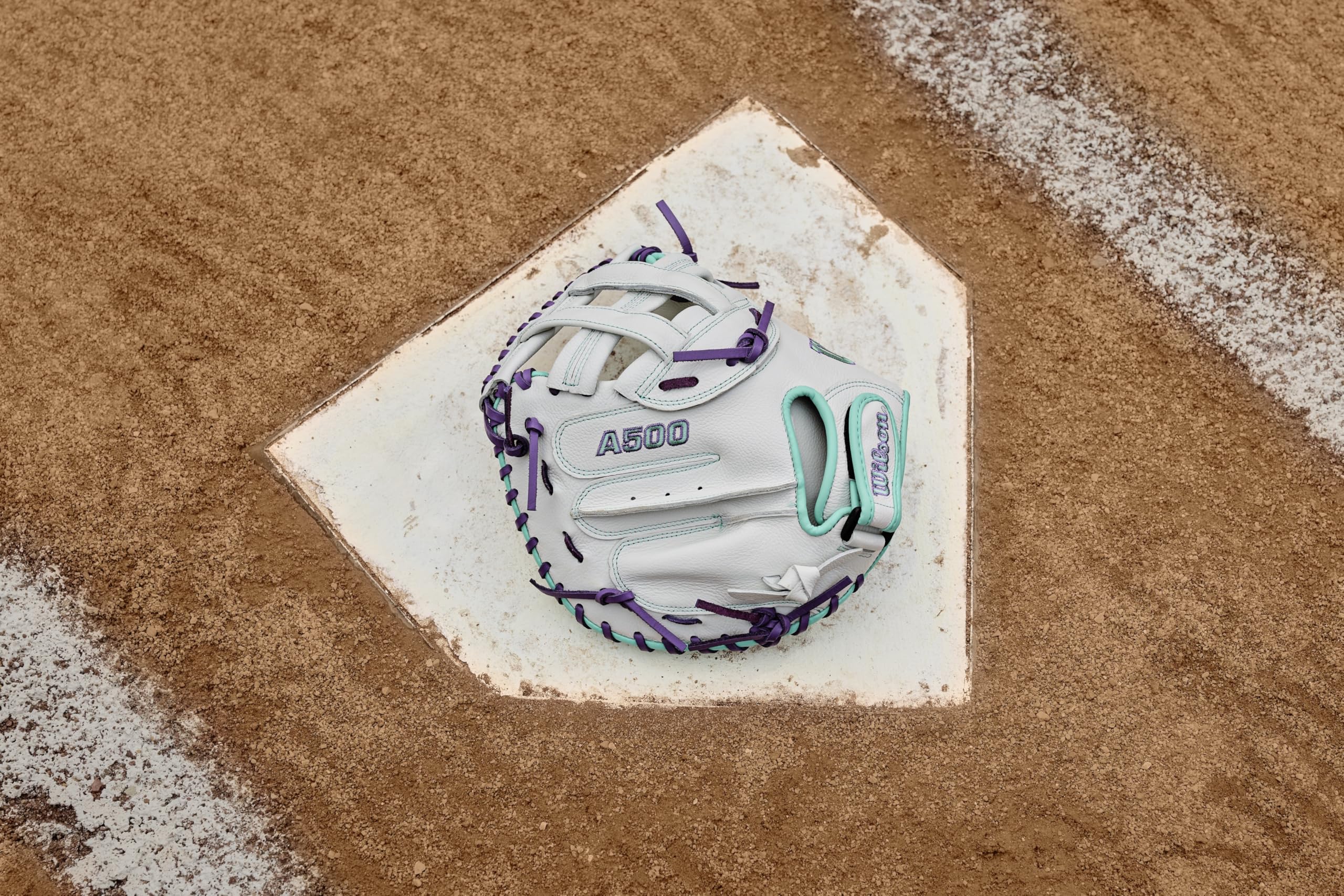 Wilson Manopla para receptores de sóftbol de lanzamiento rápido A500 de 32 pulgadas, para lanzar a la derecha, blanco/espuma de mar/morado