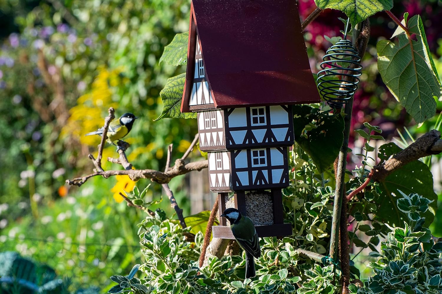 dobar® Design Sugar Loaf Bird Feeder for Hanging with Large Feeder Silo, Weatherproof, Half-timbered Bird House, 20 x 18 x 41 cm, White/Brown/Red