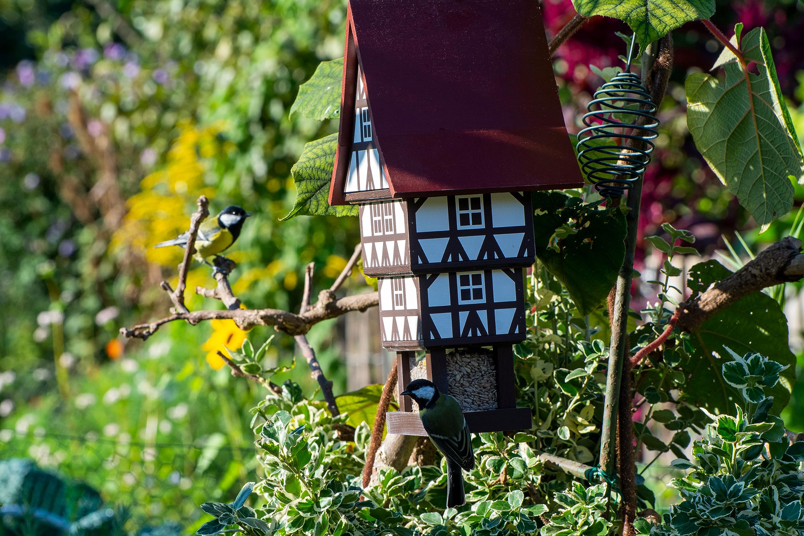 dobar® Design Vogelfutterhaus Zuckerhut zum Aufhängen mit großem Futtersilo, wetterfest - Vogelhaus im Fachwerkstil - 20 x 18 x 41 cm - Weiß/Braun/Rot