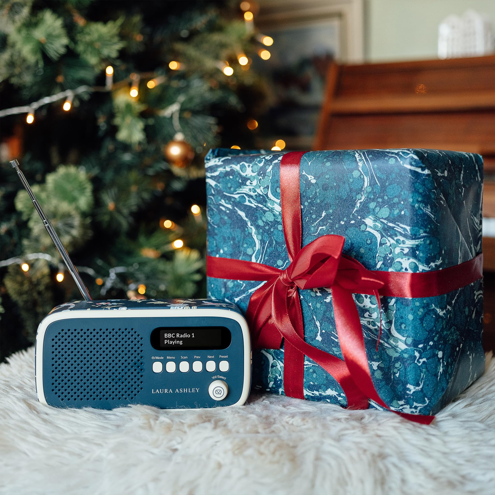 VQ Dexter Radio Dab Plus/Dab con FM, Altavoces Estéreo de 3W y Pantalla LCD - Alimentada por Corriente y Batería Radio Portatil con 60 Presintonías, Antena y Toma de Auriculares - Nogal