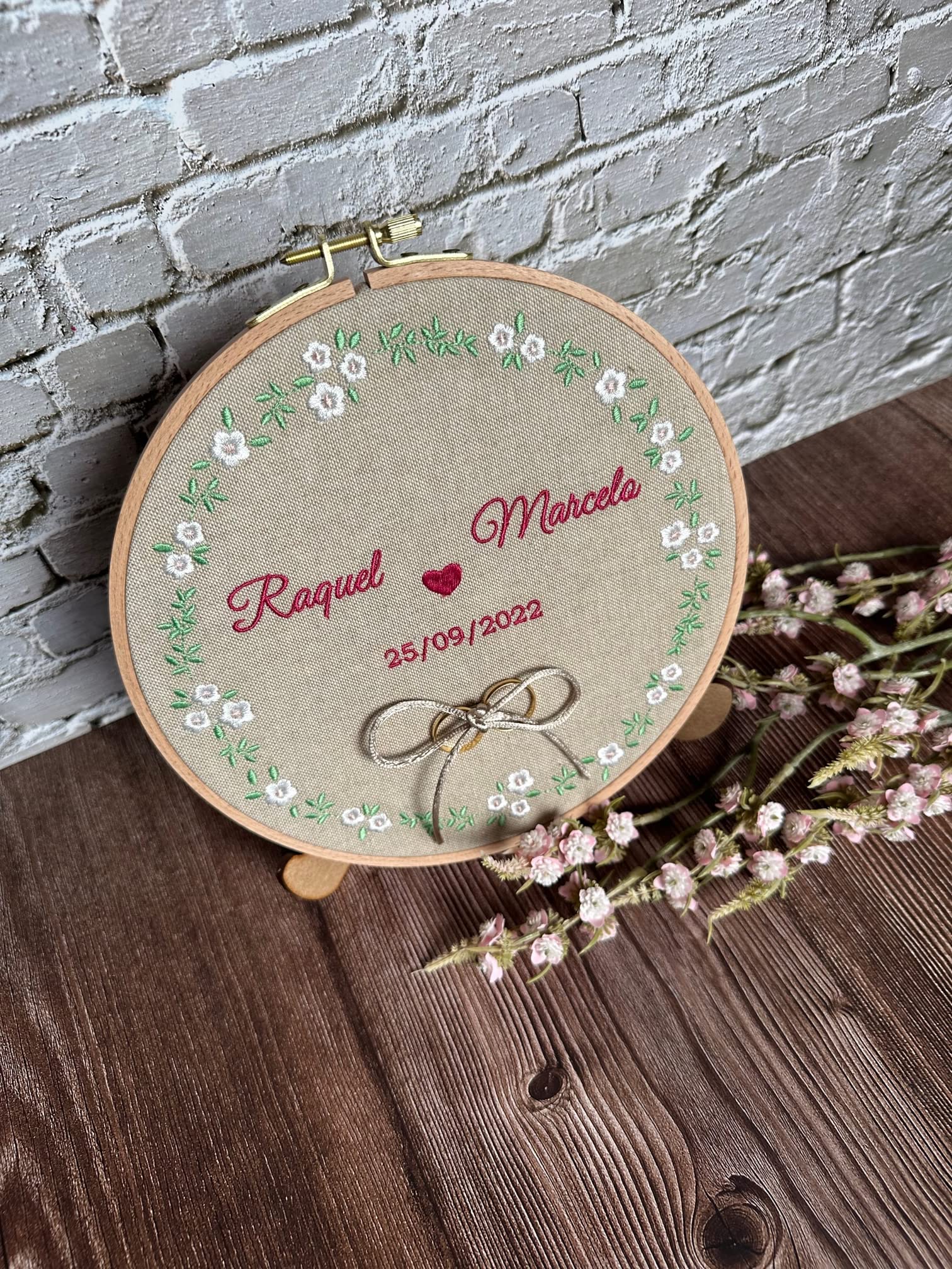 Porta Alianzas de 23 cm, Bordado Personalizado con Nombres y Fecha, con Cordel para Anudar los Anillos, Fabricación Española