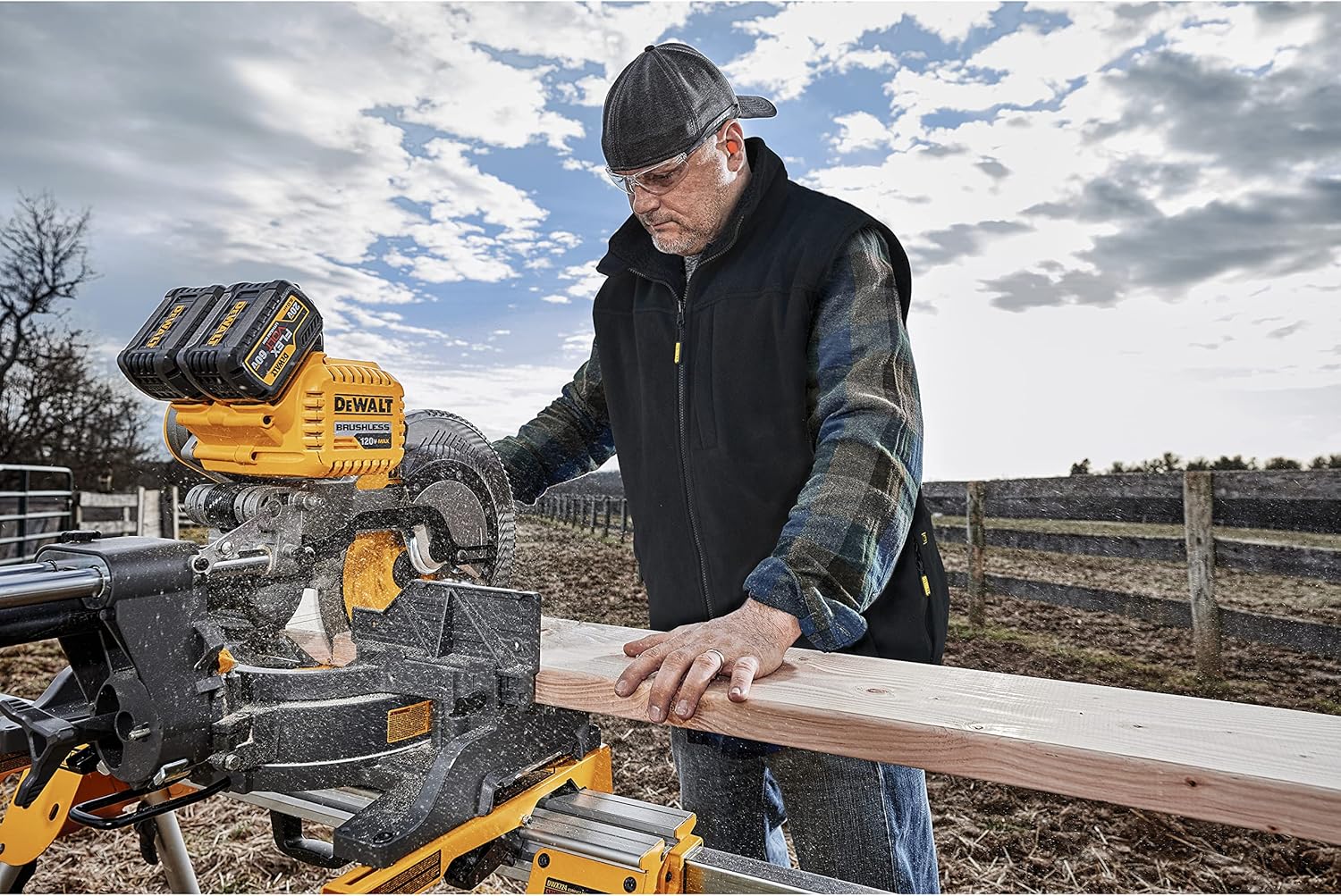 Dewalt Unisex Heated Reversible Vest Kitted - Black - Size - Image 2