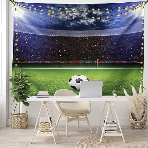 Miniatura 6 de Ambesonne Tapiz deportivo, balón de fútbol en la arena del estadio en la noche, fanáticos que animan al campo verde, para colgar en la pared ancha