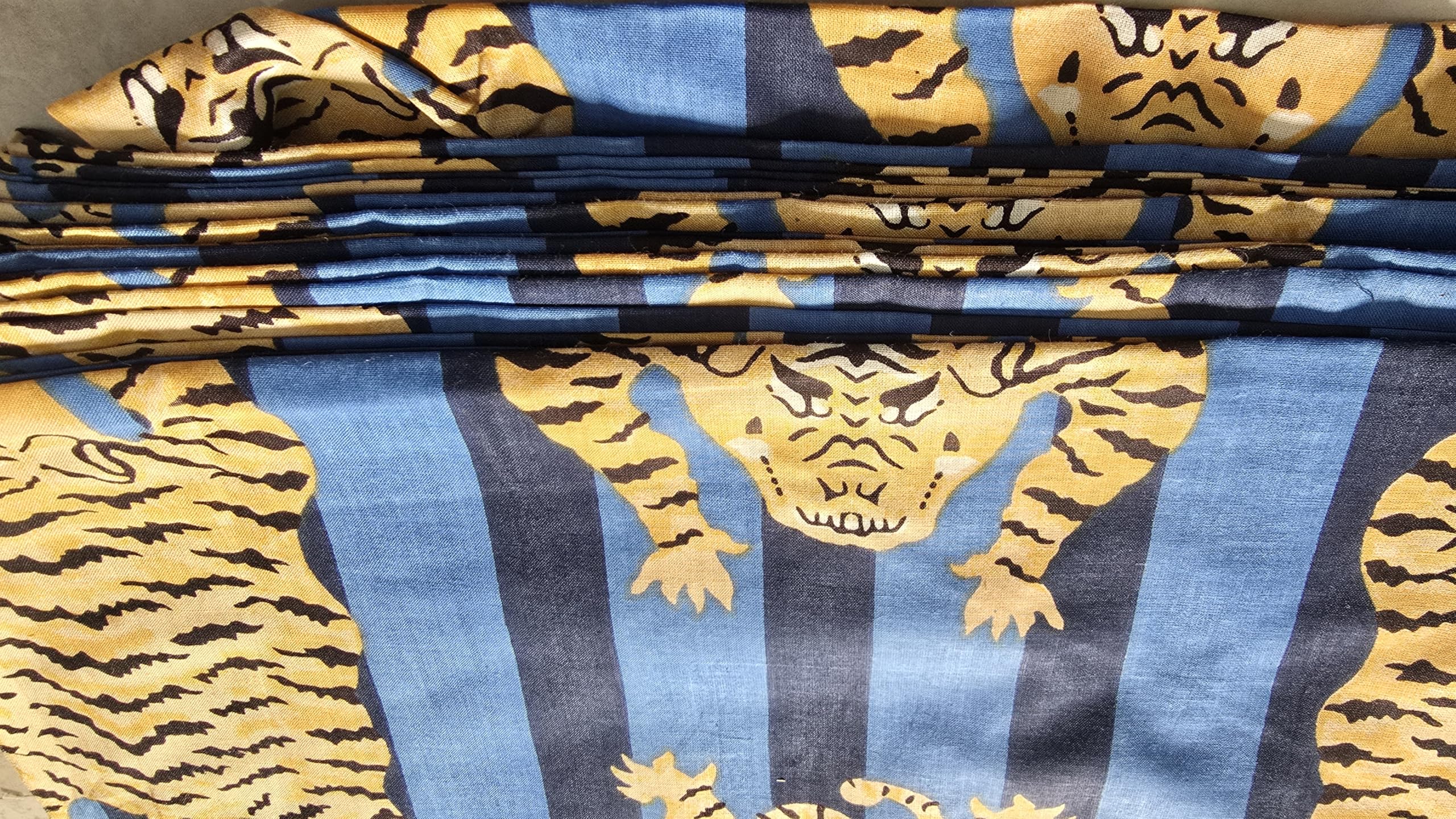 Aashita Creations tkanina bawełniana z nadrukiem tygrysa, dekoracyjny materiał ze wzorem zwierzęcym, od The Yard Fabric (niebieski z granatowymi paskami, 10 metrów)