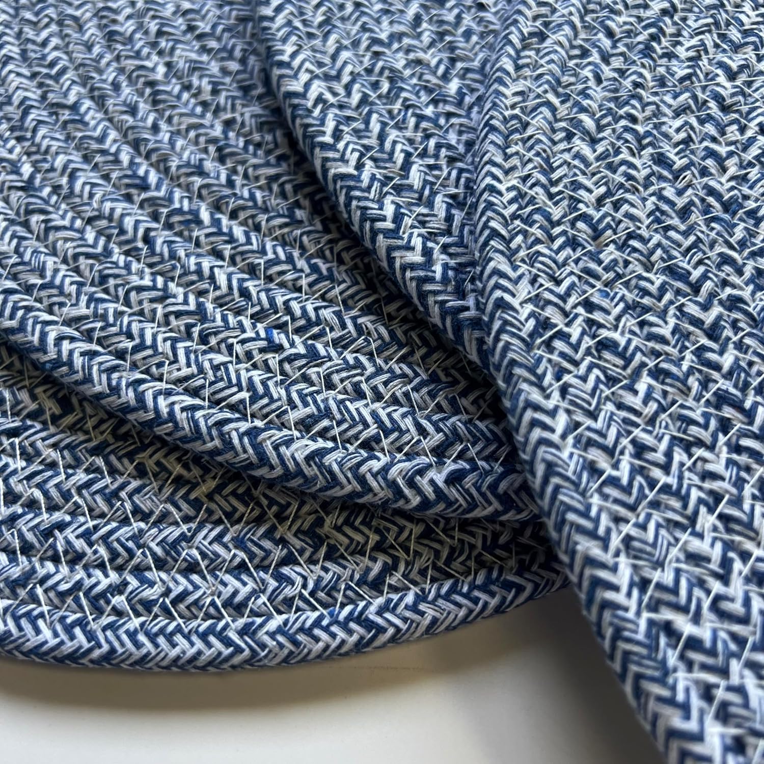 WAZAIGUR Round Placemats Washable Thick Cotton Absorbent 13 inch Round Table Mats for Kitchen Dining Table Set of 6 Round Woven Fabric Indoor/Outdoor Place Mats (Blue and White, 6)